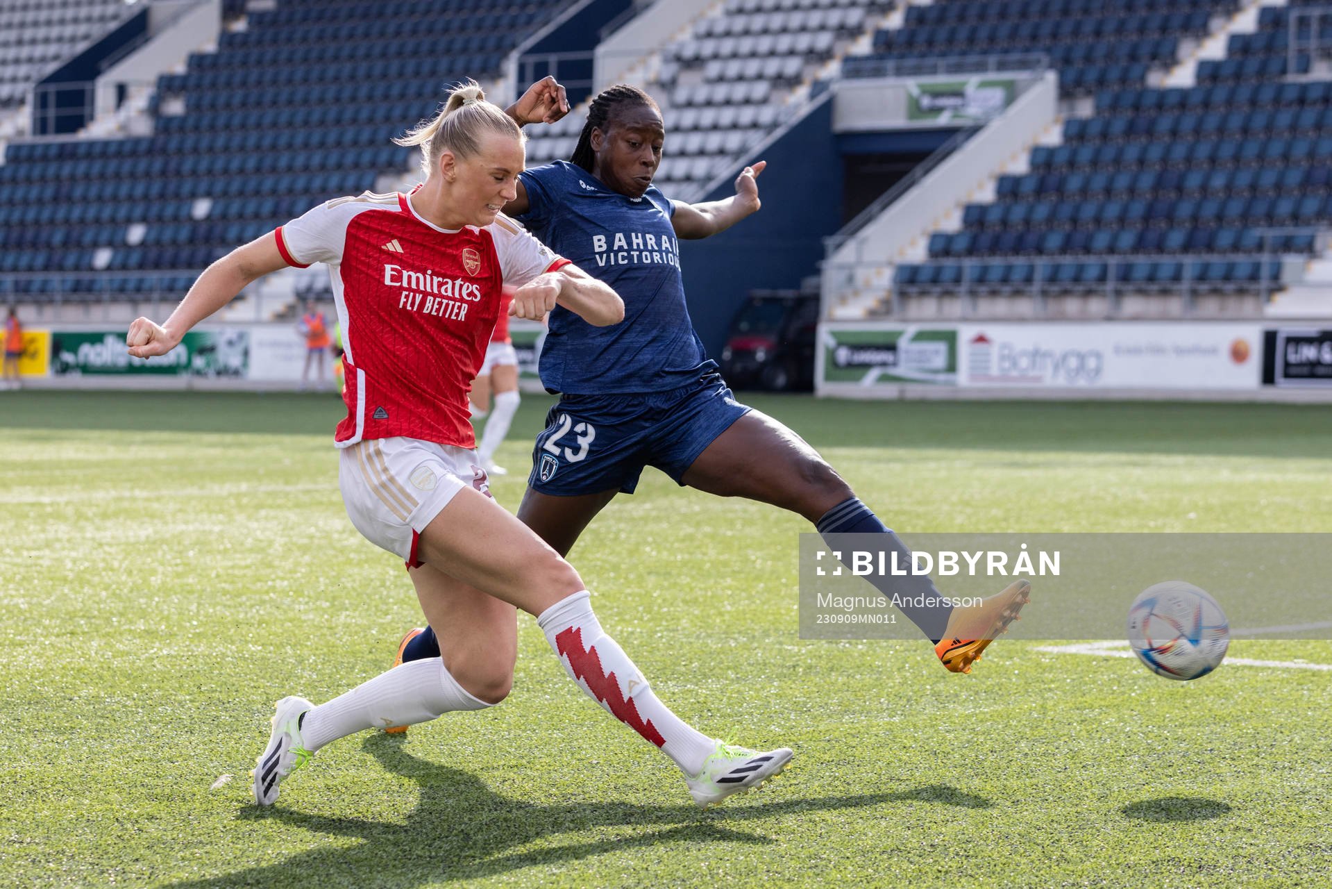 Stina Blackstenius of Arsenal och  Alessia Russo of Paris FC