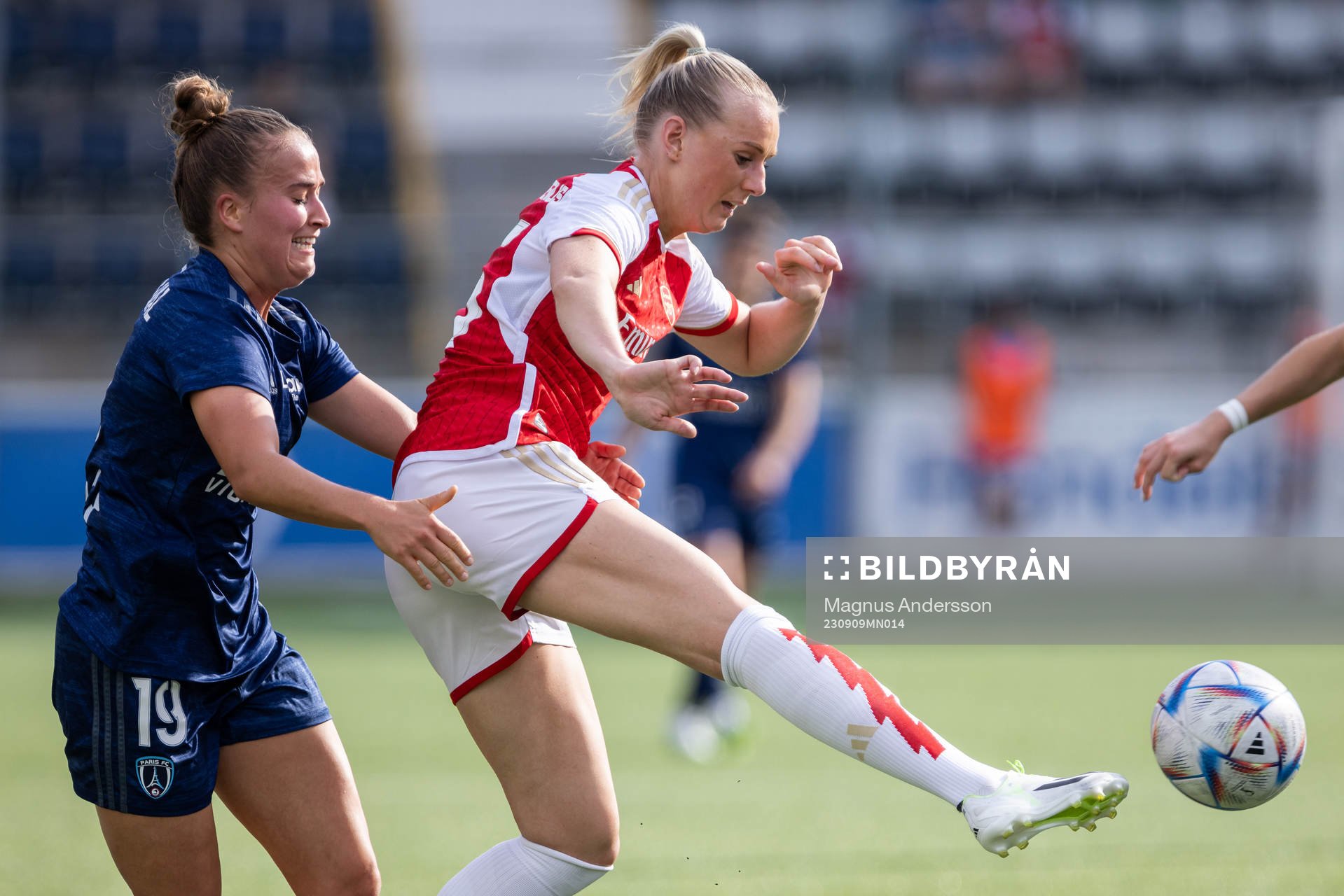 Théa Greboval of Paris FC and Stina Blackstenius of Arsenal