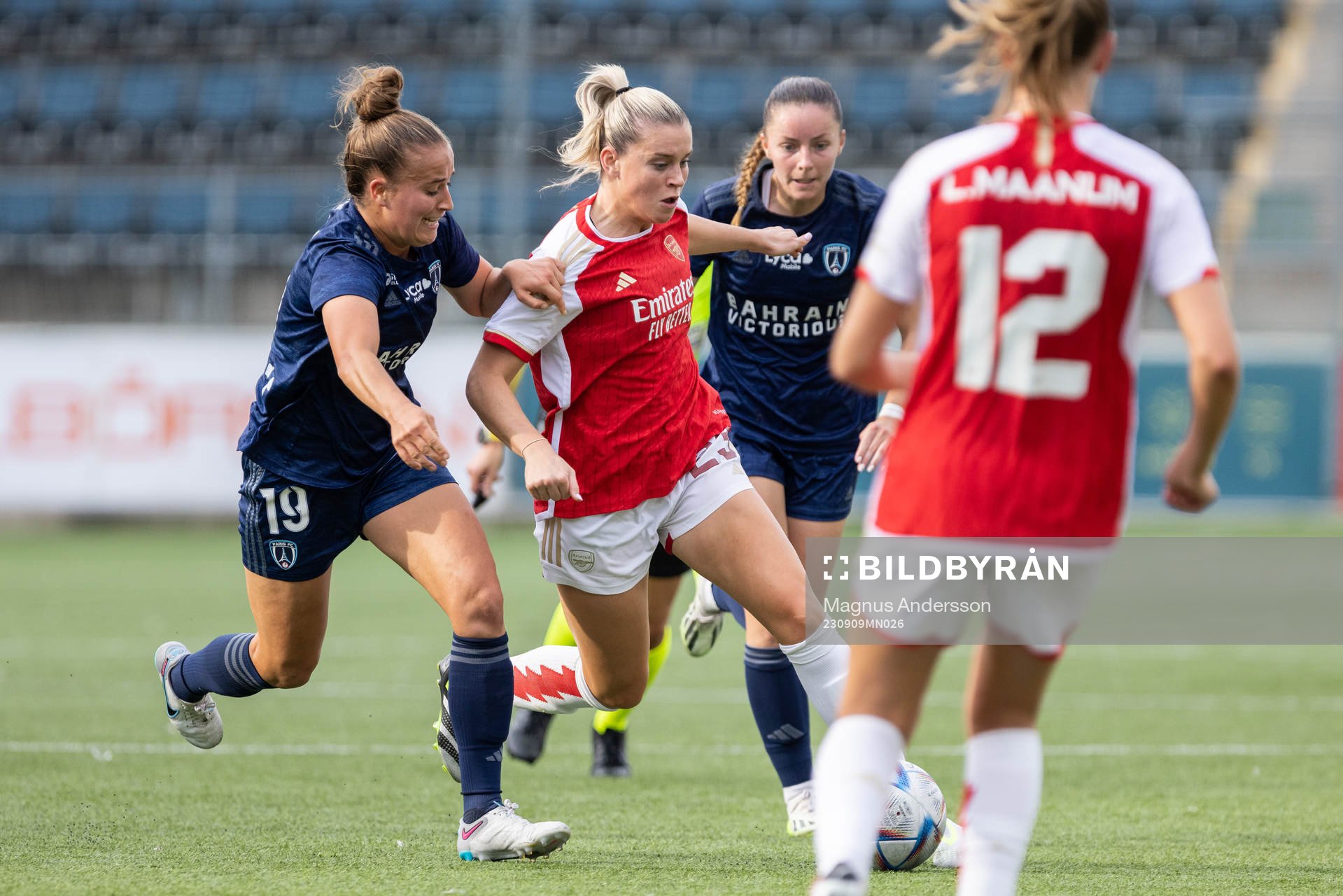 Théa Greboval of Paris FC and Alessia Russo of Arsenal