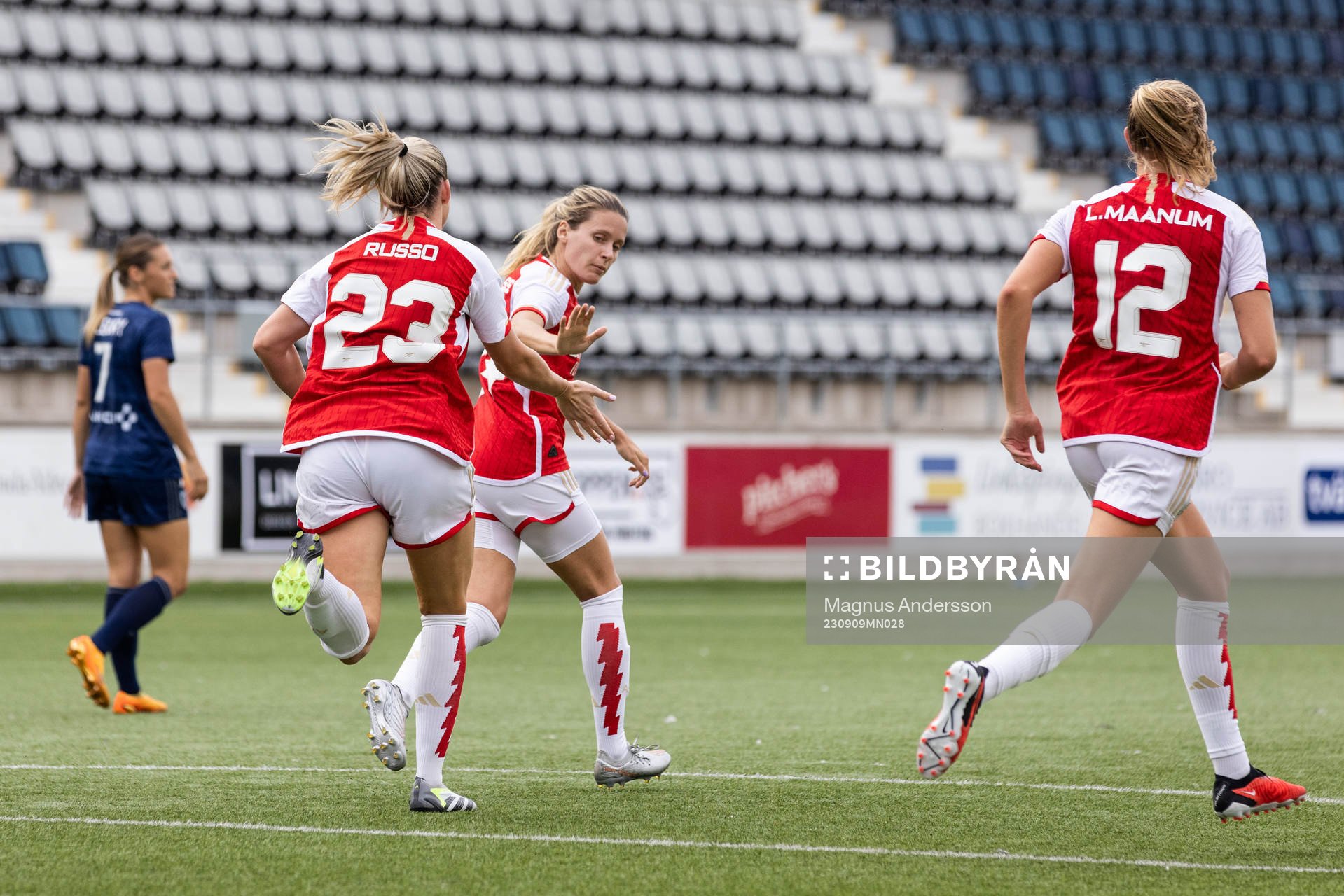Alessia Russo of Arsenal celebrates