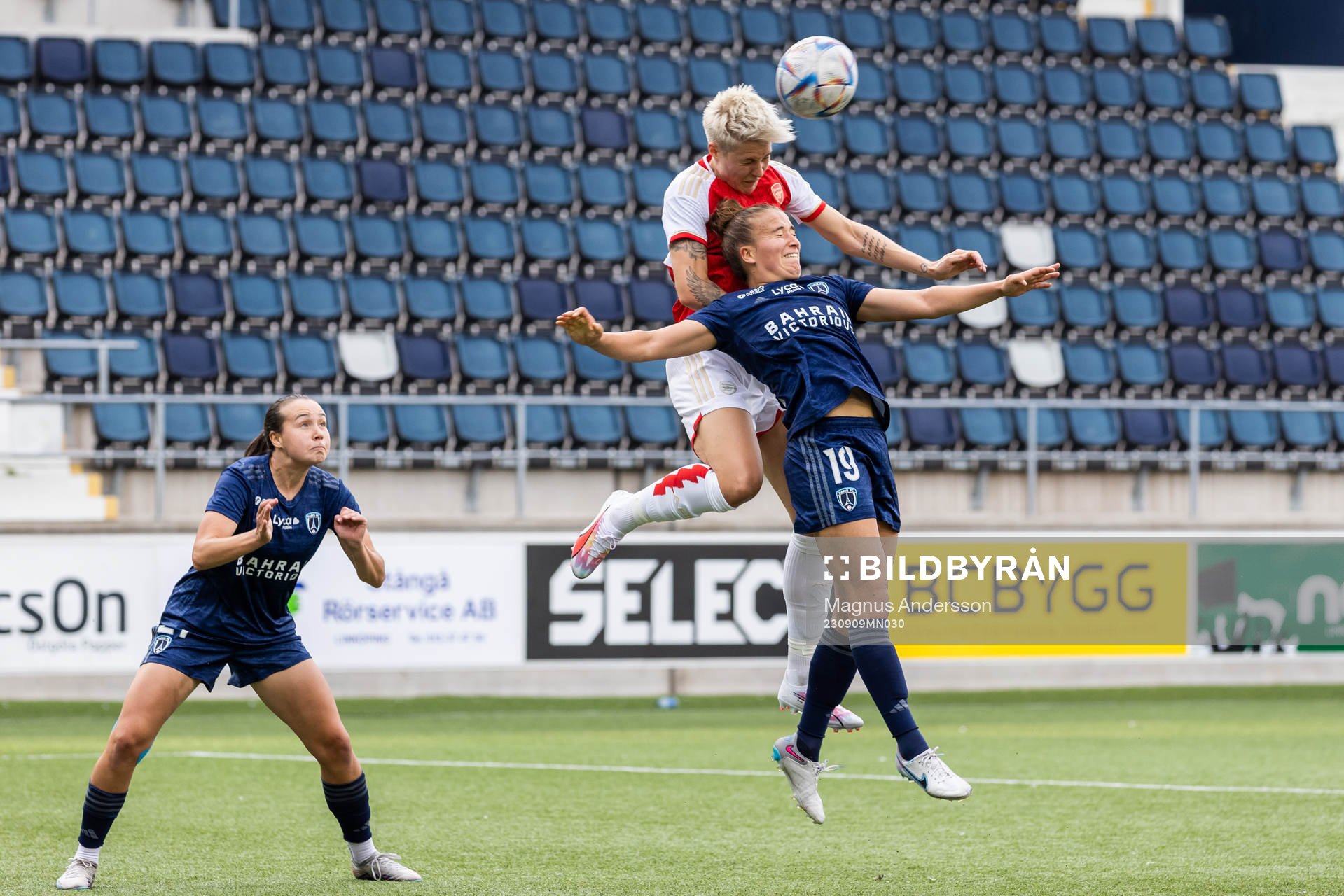 Lina Hurtig of Arsenal and Théa Greboval of Paris FC