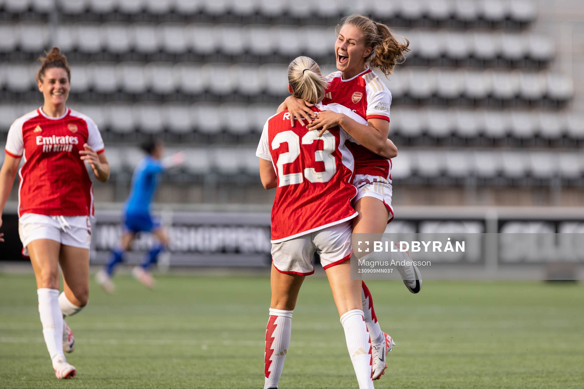 Alessia Russo of Arsenal celebrates