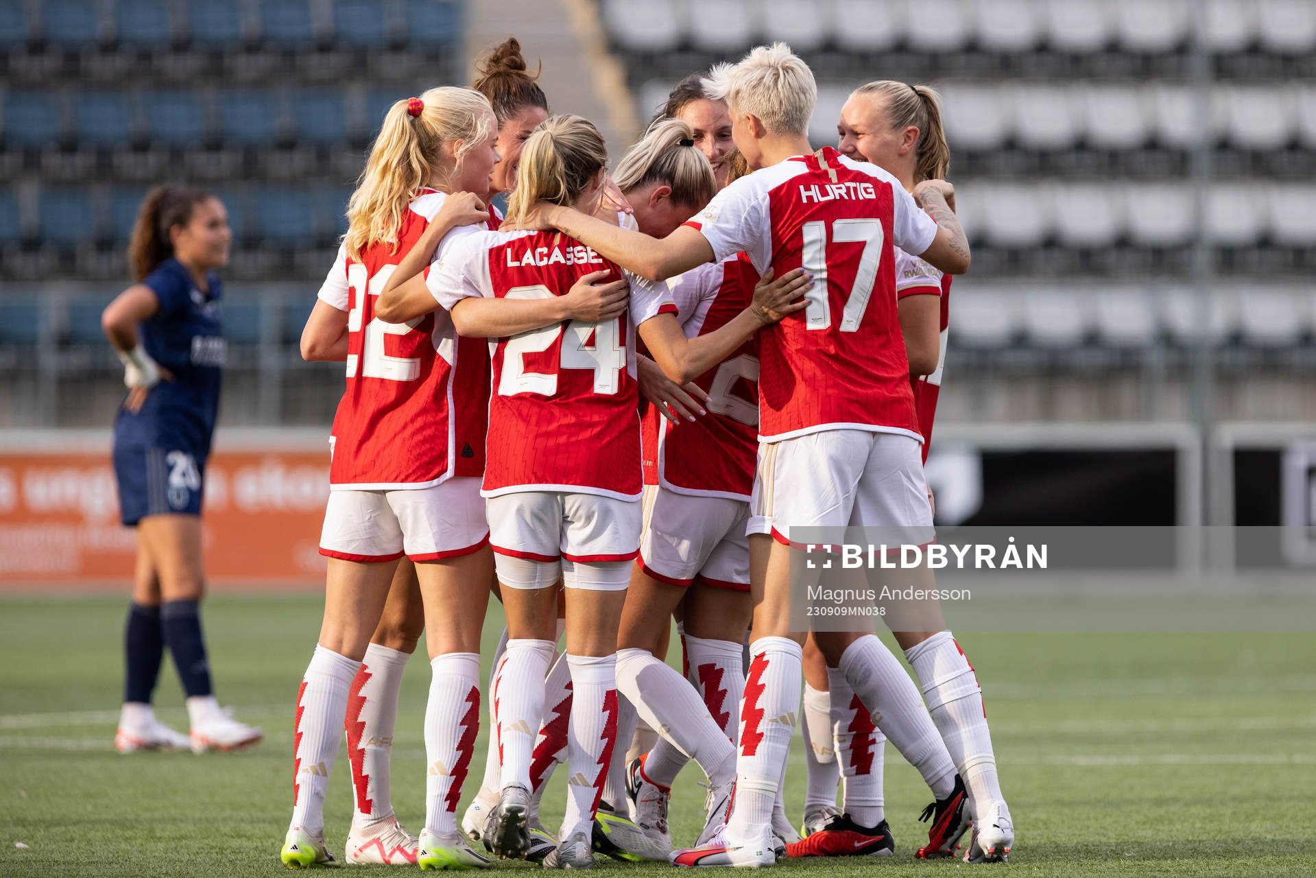 Alessia Russo of Arsenal celebrate with teammates