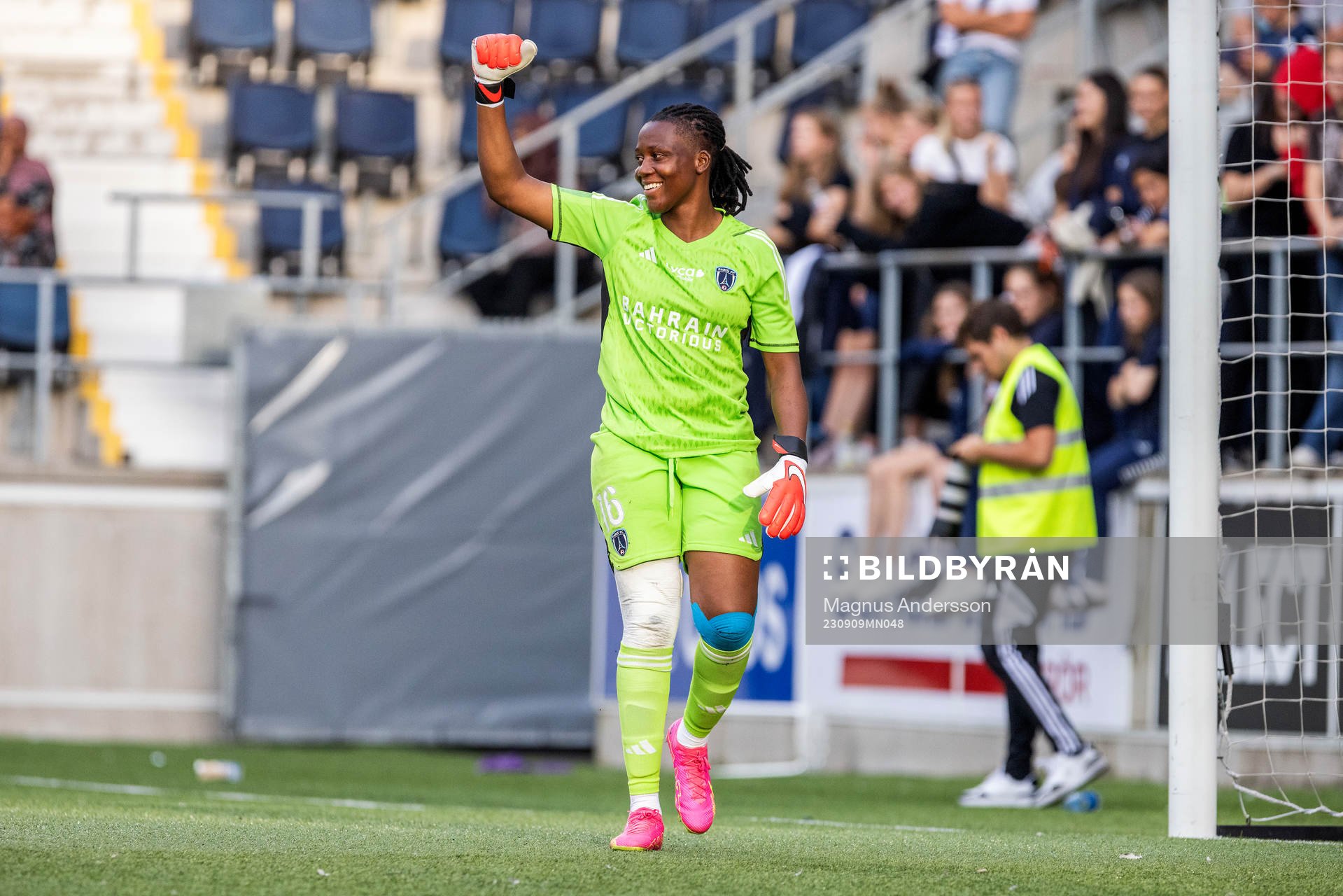 Goalkeeper Chiamaka Nnadozie of Paris FC celebrates