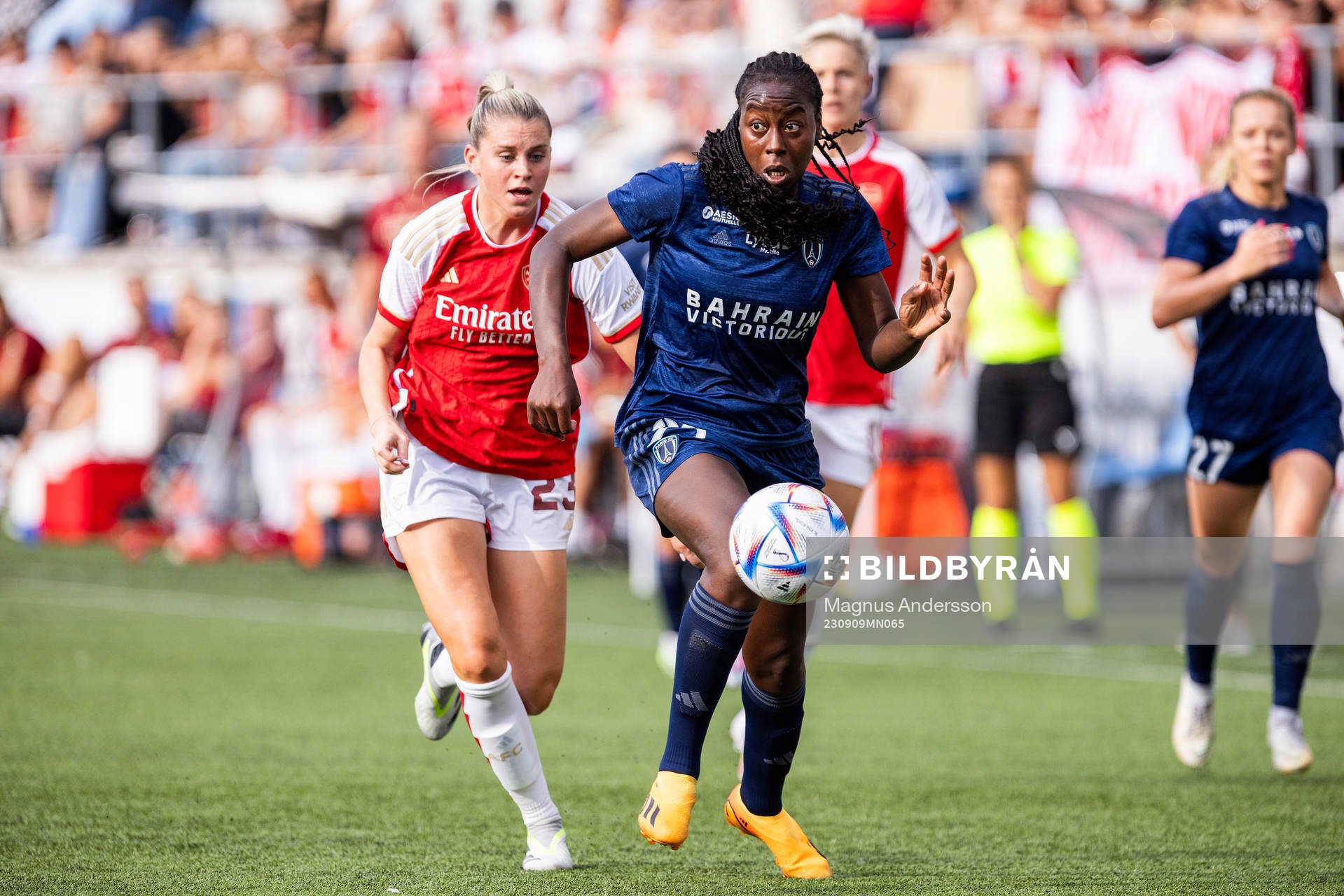 Alessia Russo of Arsenal and Teninssoun Sissoko of Paris FC