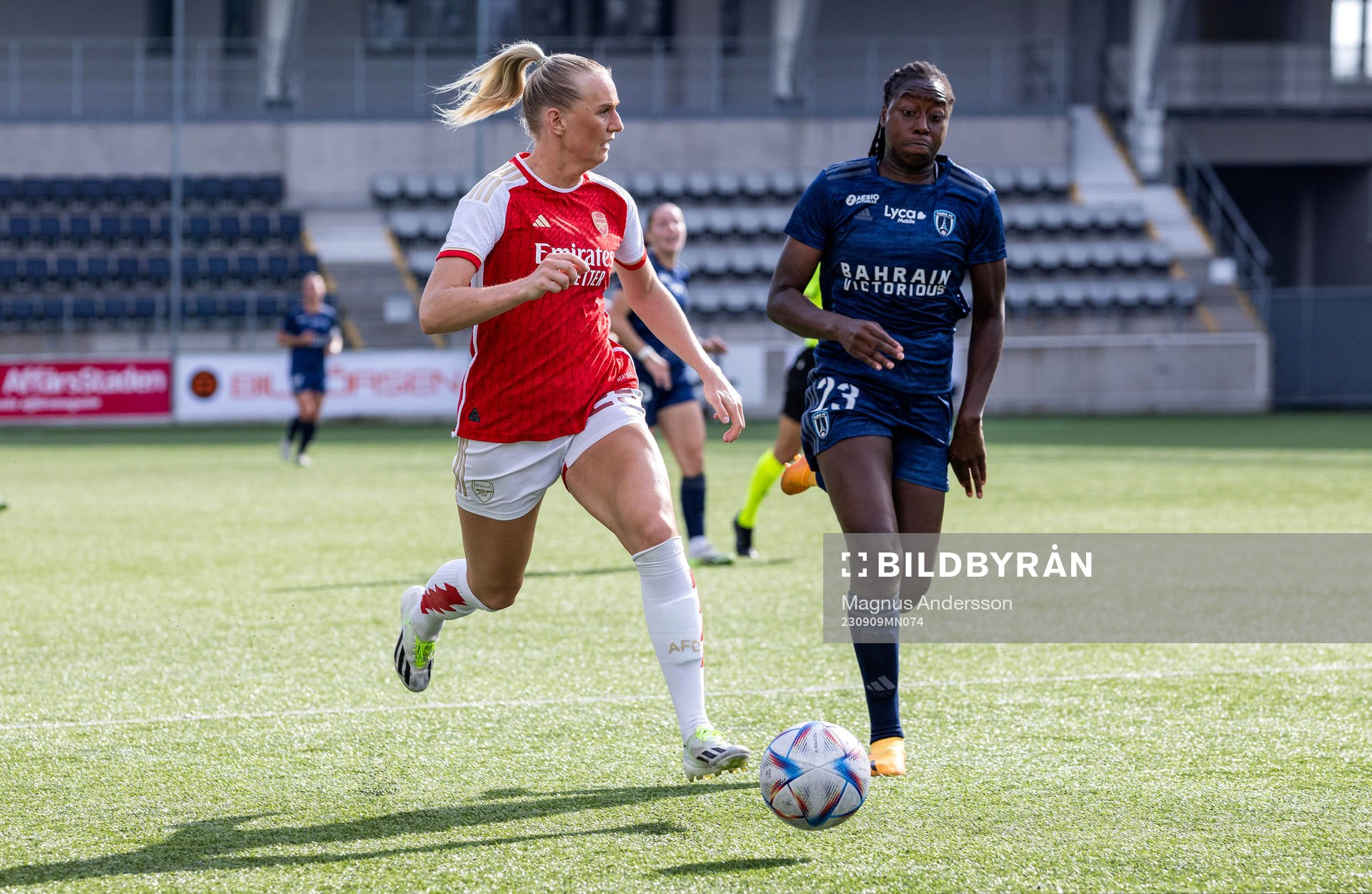 Stina Blackstenius of Arsenal and Teninssoun Sissoko of