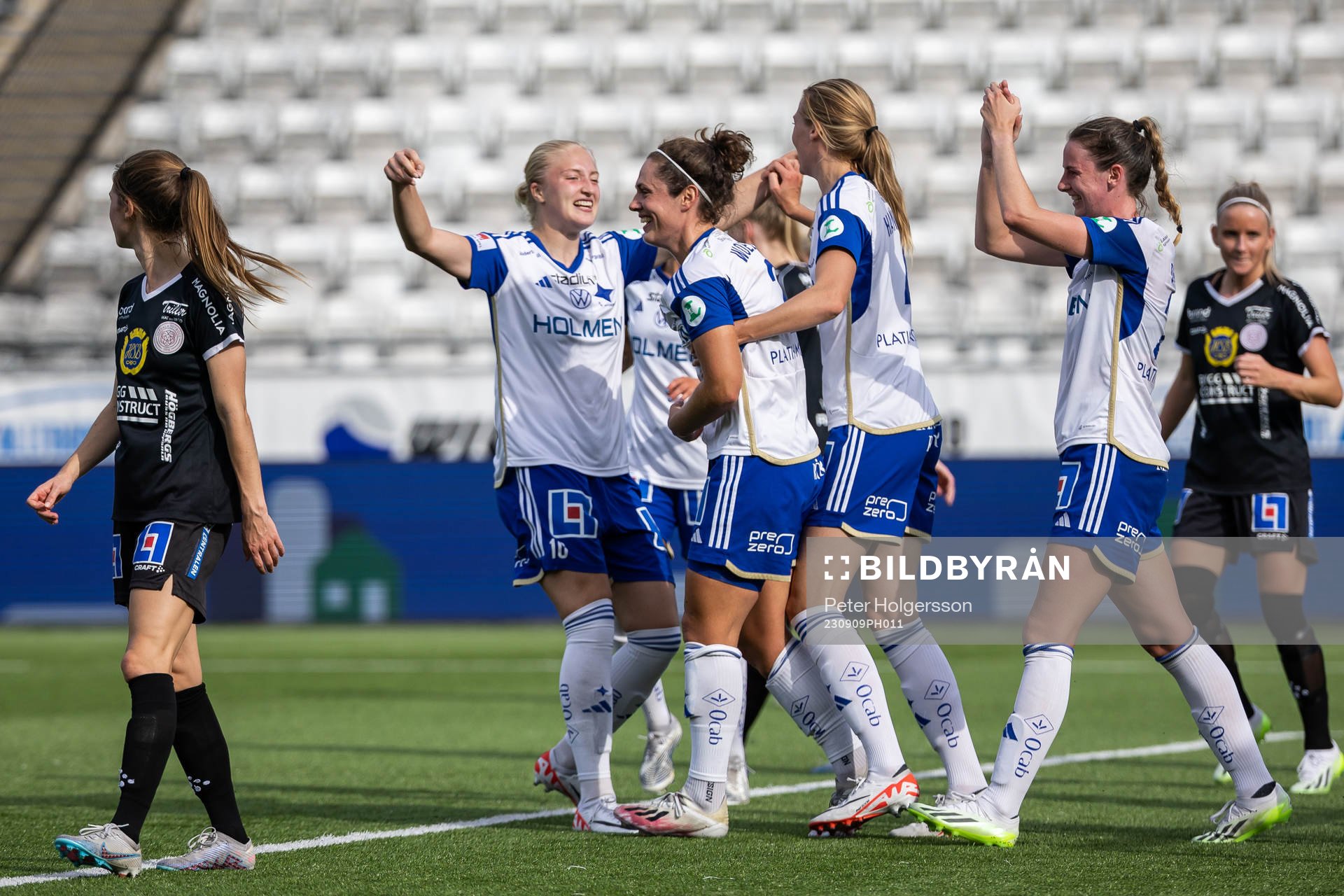 IFK Norrköpings Shannon Woeller jublar med lagkamrater