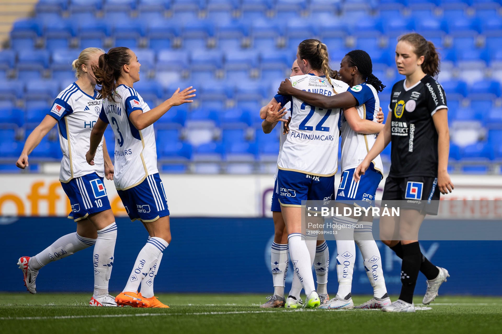 IFK Norrköpings Chelsie Dawber jublar med lagkamrater