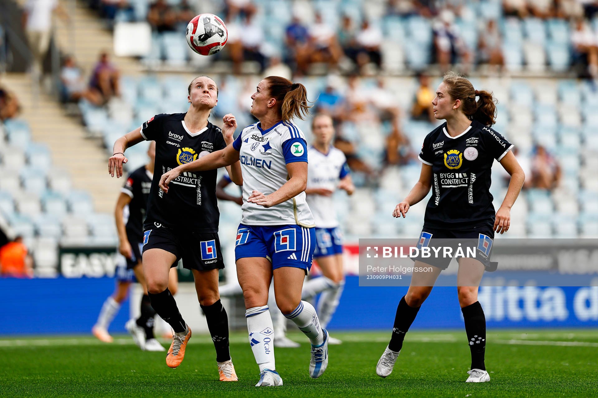 IK Uppsalas Julia Ragnarsson, IFK Norrköpings Lovisa Gustafsson och IK Uppsalas Matilda Eriksson Kristell under fotbollsmatchen i Damallsvenskan mellan IFK Norrköping och IK Uppsala den 9 september 2023 i Norrköping.
