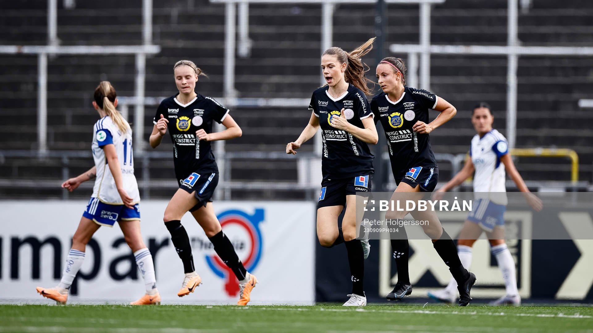 IK Uppsalas Bella Andersson och Taryn Ries jublar