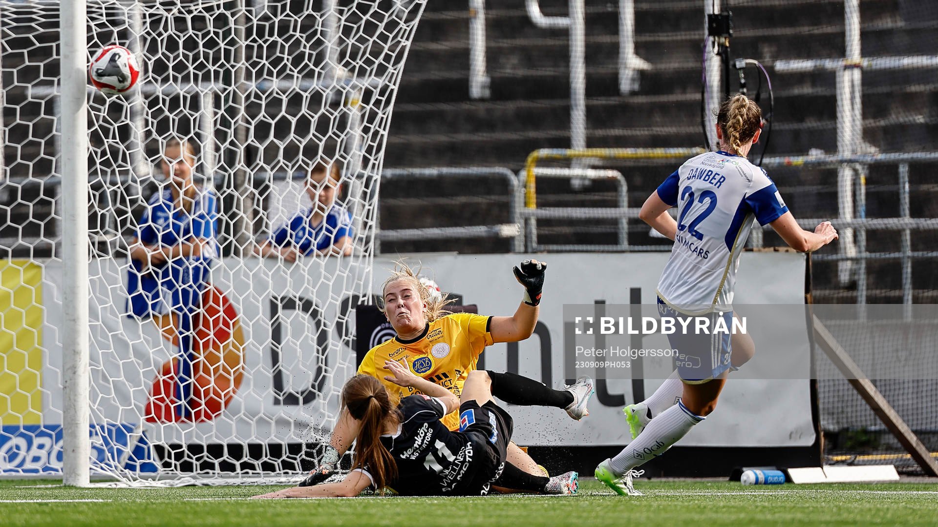 Skott i stolpen av IFK Norrköpings Chelsie Dawber