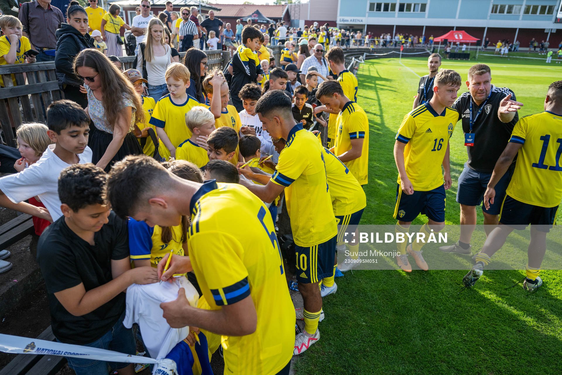 Players of Sweden writing autographs
