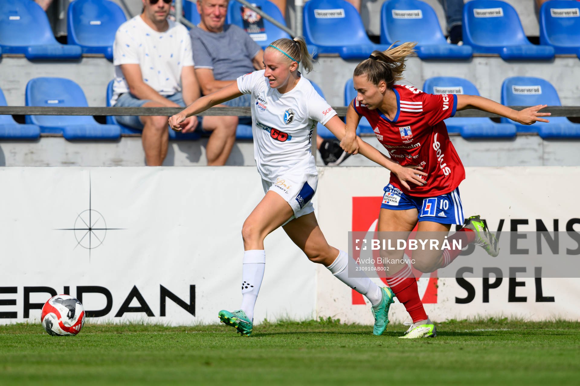 Växjö DFFs Hanna Stokki och Vittsjös Sarah Stratigakis