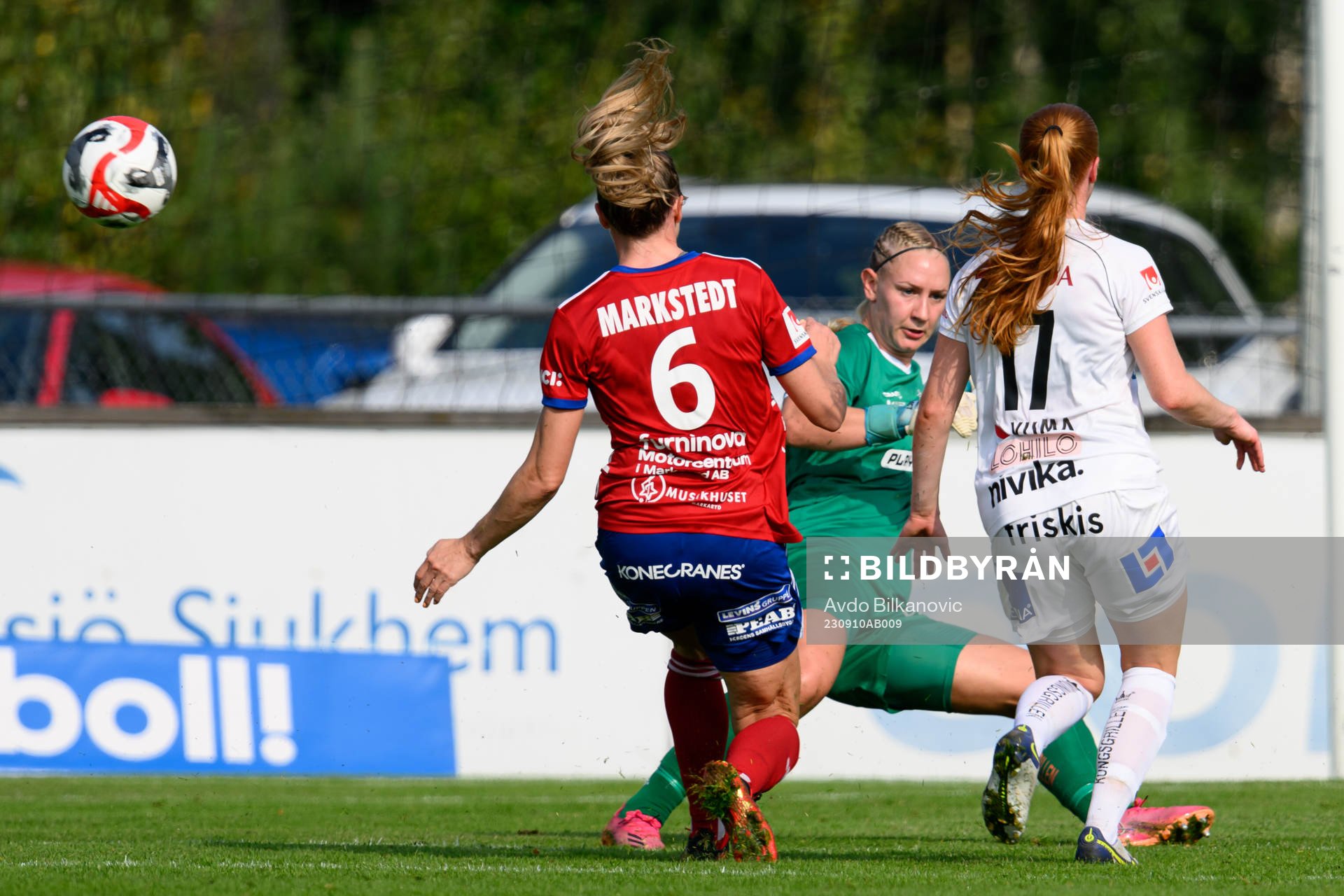 Vittsjös Clara Markstedt och Växjö DFFs Louise Högrell Ledbetter under fotbollsmatchen i Damallsvenskan mellan Vittsjö och Växjö DFF den 10 september 2023 i Vittsjö.