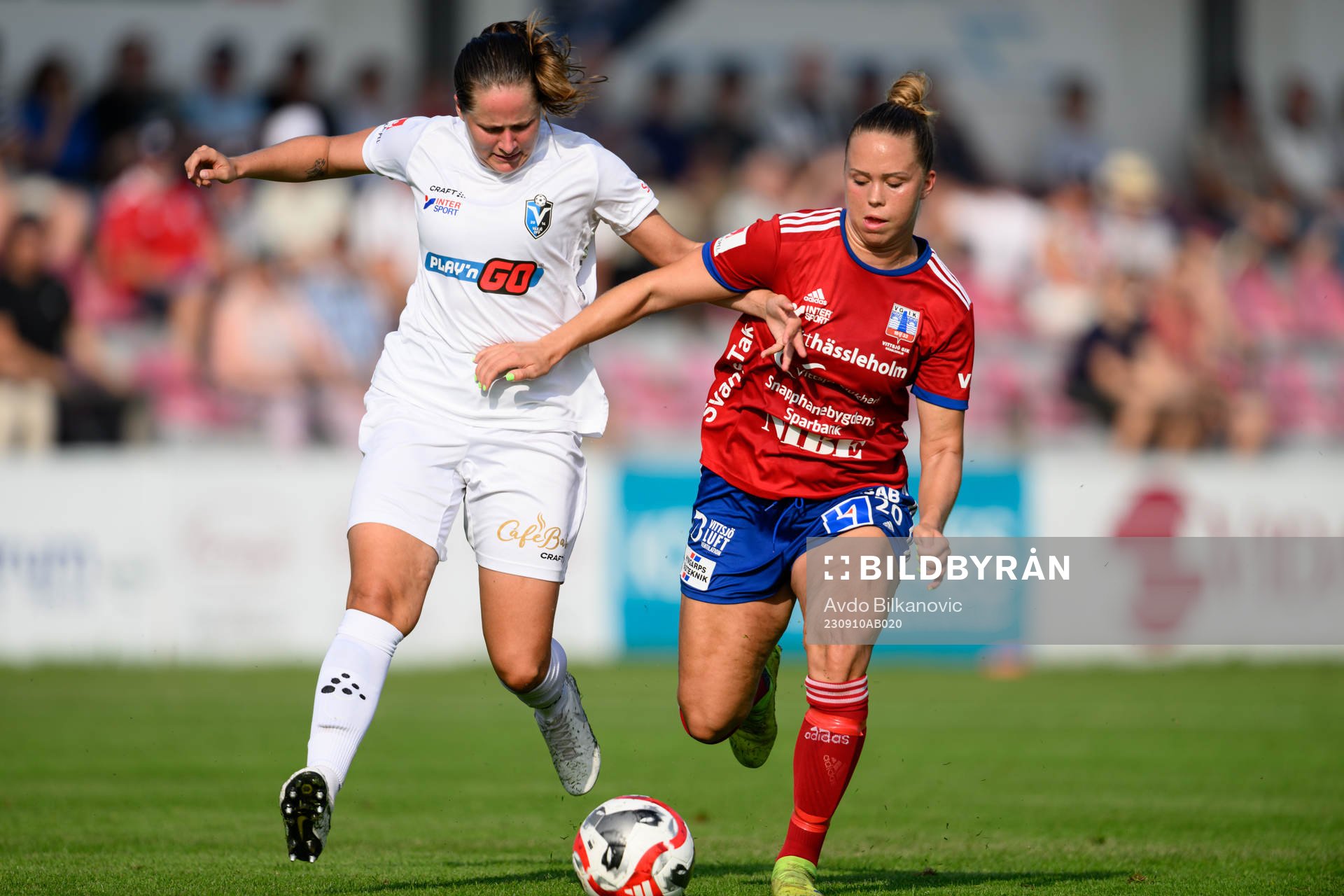 Vittsjös Hanna Ekengren och Växjö DFFs Thea Birgerud under fotbollsmatchen i Damallsvenskan mellan Vittsjö och Växjö DFF den 10 september 2023 i Vittsjö. 