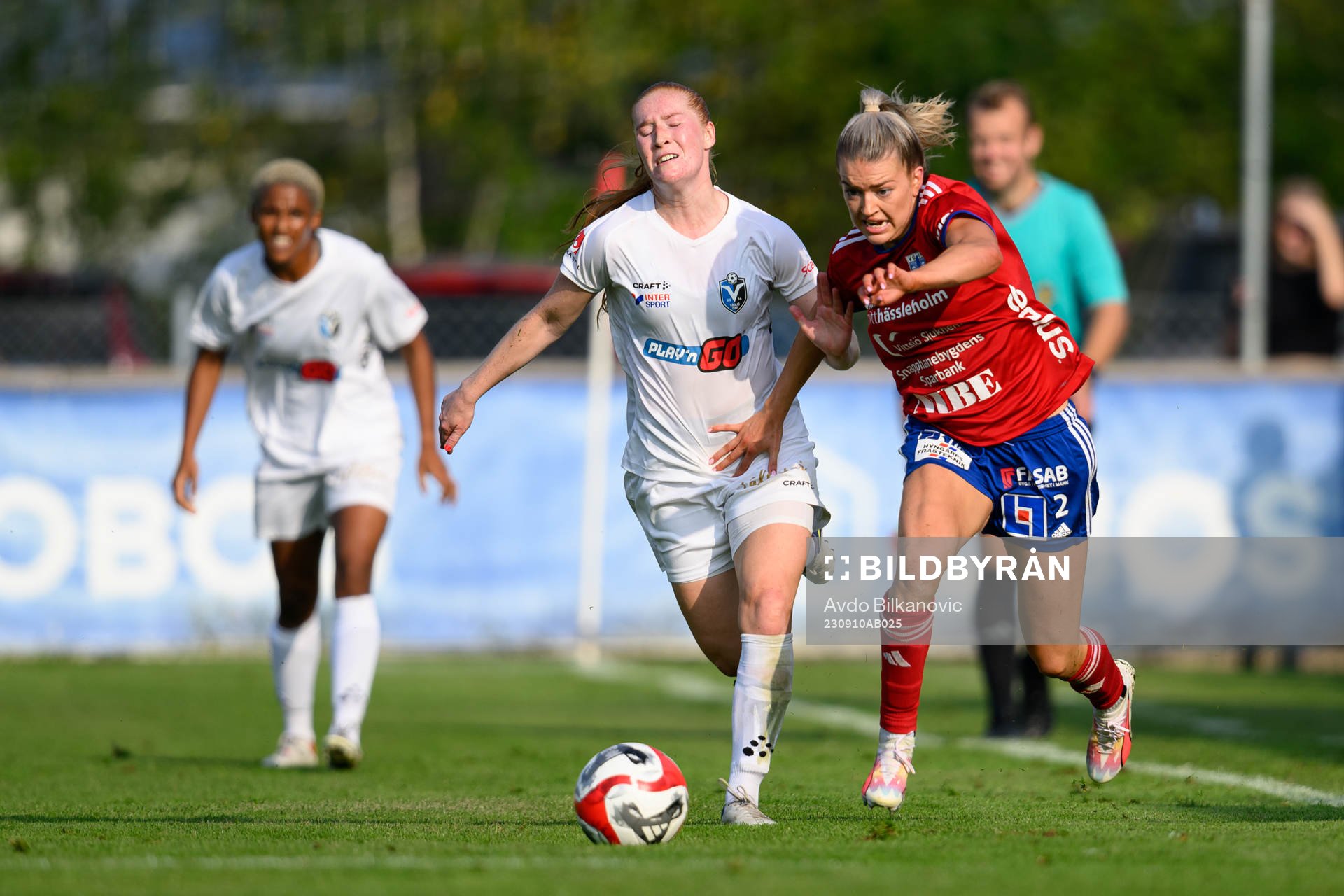 Vittsjös Charlotte Grant och Växjö DFFs Hanna Stokki under fotbollsmatchen i Damallsvenskan mellan Vittsjö och Växjö DFF den 10 september 2023 i Vittsjö. 