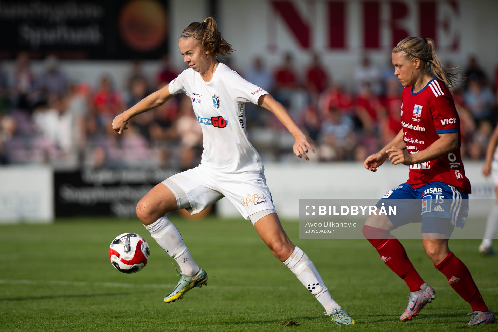 Vittsjös Nellie Persson jagar Växjö DFFs Elin Nilsson under fotbollsmatchen i Damallsvenskan mellan Vittsjö och Växjö DFF den 10 september 2023 i Vittsjö. 
