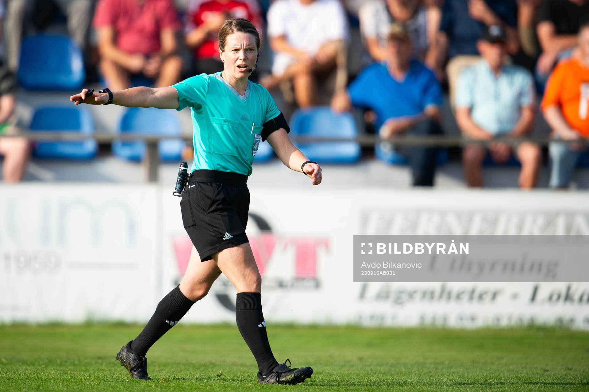 Domare Sara Wiinikka under fotbollsmatchen i Damallsvenskan mellan Vittsjö och Växjö DFF den 10 september 2023 i Vittsjö. 
