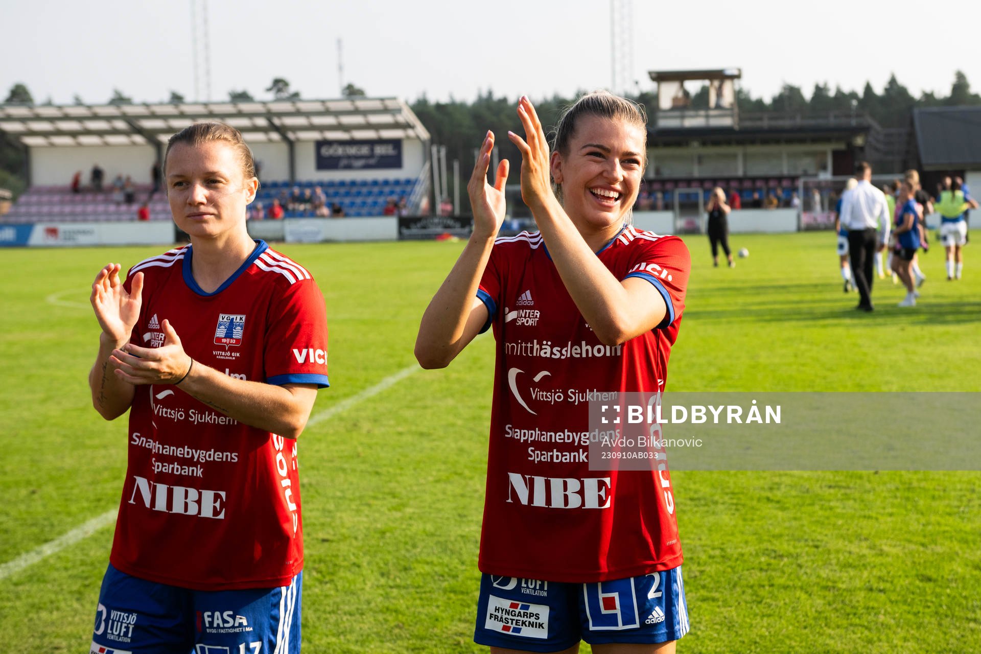 Vittsjös Charlotte Grant och Kayla Adamek jublar