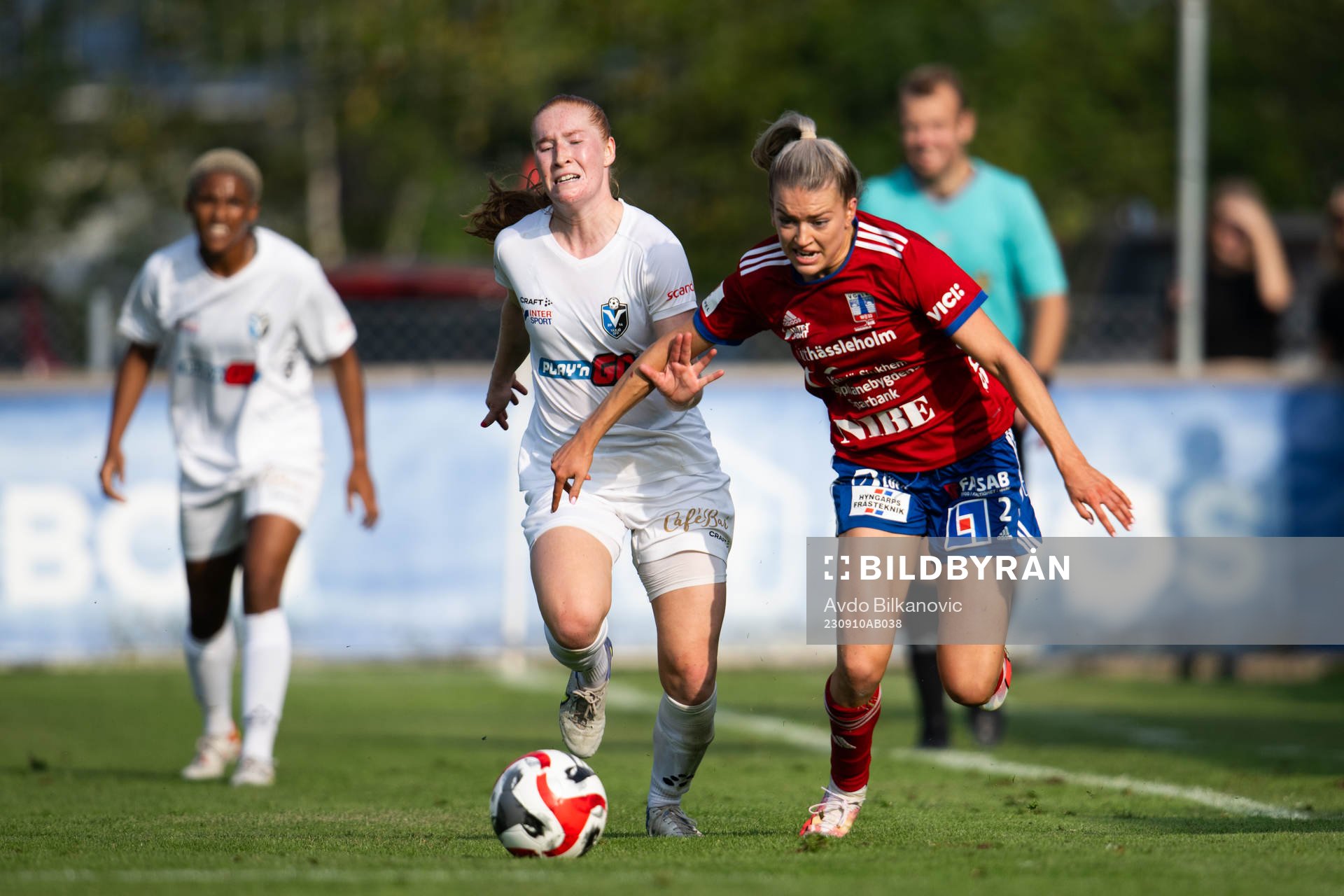 Vittsjös Charlotte Grant och Växjö DFFs Tilde Johansson under fotbollsmatchen i Damallsvenskan mellan Vittsjö och Växjö DFF den 10 september 2023 i Vittsjö.