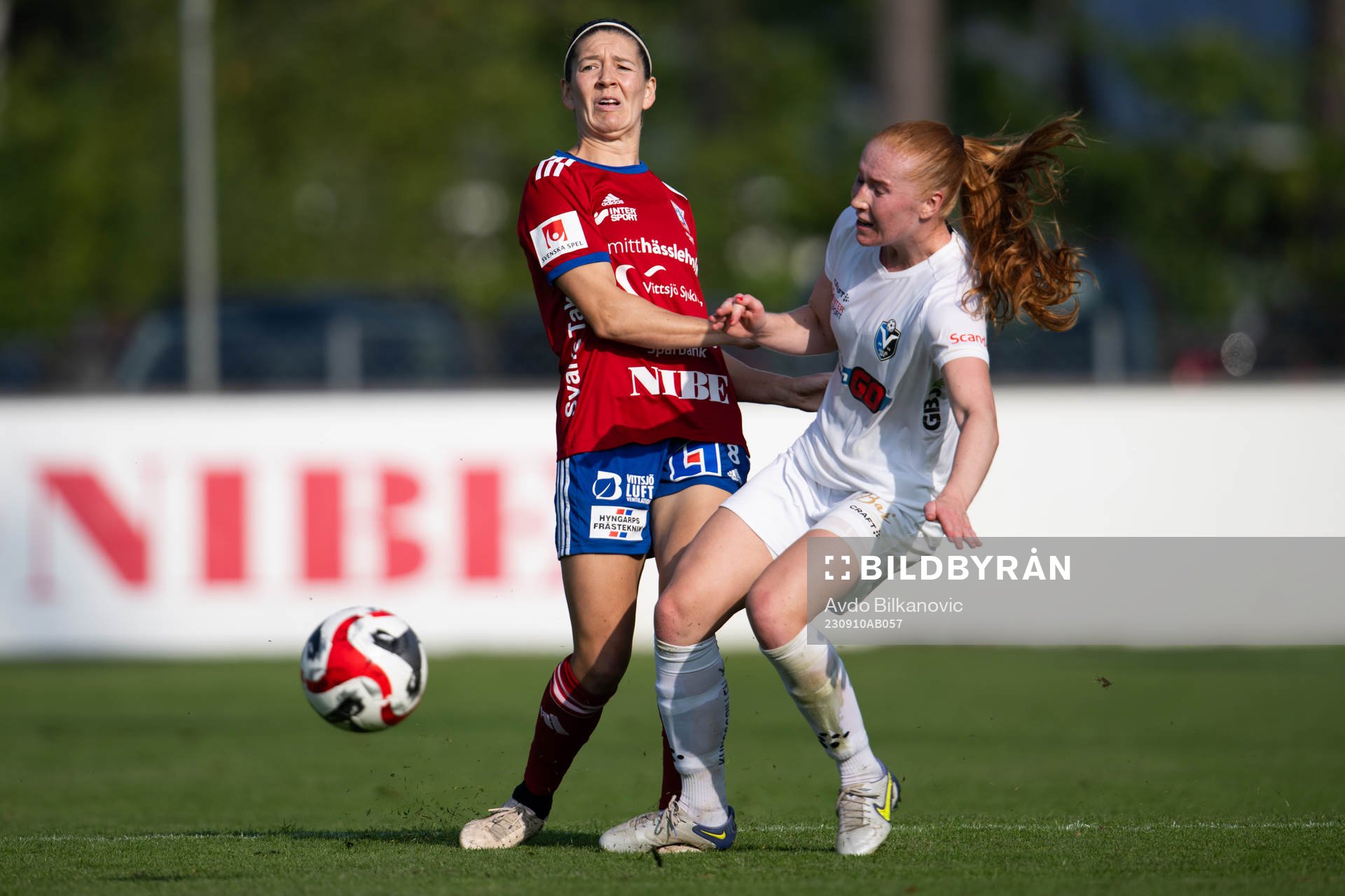 Vittsjös Jessica Ayers och Växjö DFFs Tilde Johansson
