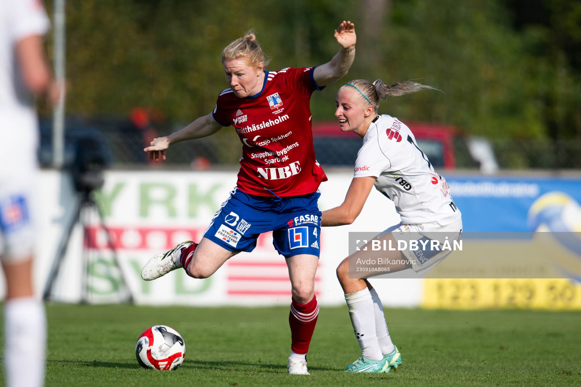 Vittsjös Clare Polkinghorne och Växjö DFFs Hanna Stokki