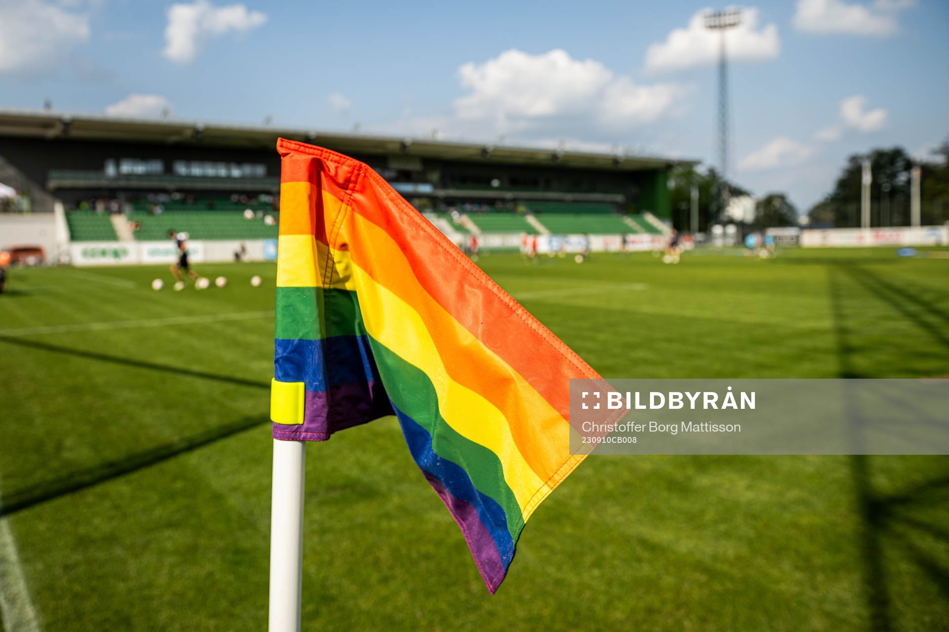 En hörnflagga med pridemönster
