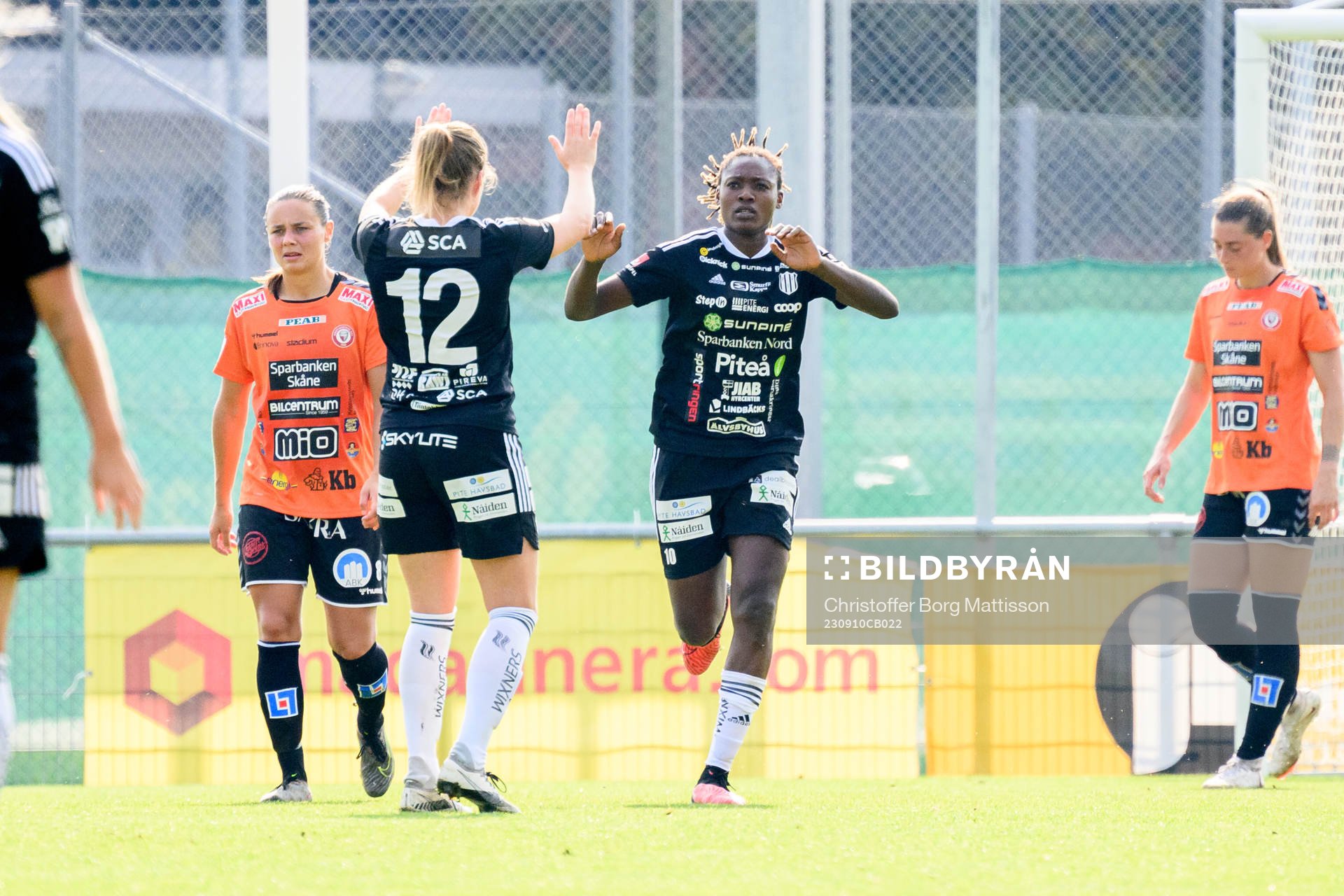 Piteås Fanny Andersson och Anam Imo jublar efter 3-2 under fotbollsmatchen i Damallsvenskan mellan Kristianstad och Piteå den 10 september 2023 i Kristianstad.