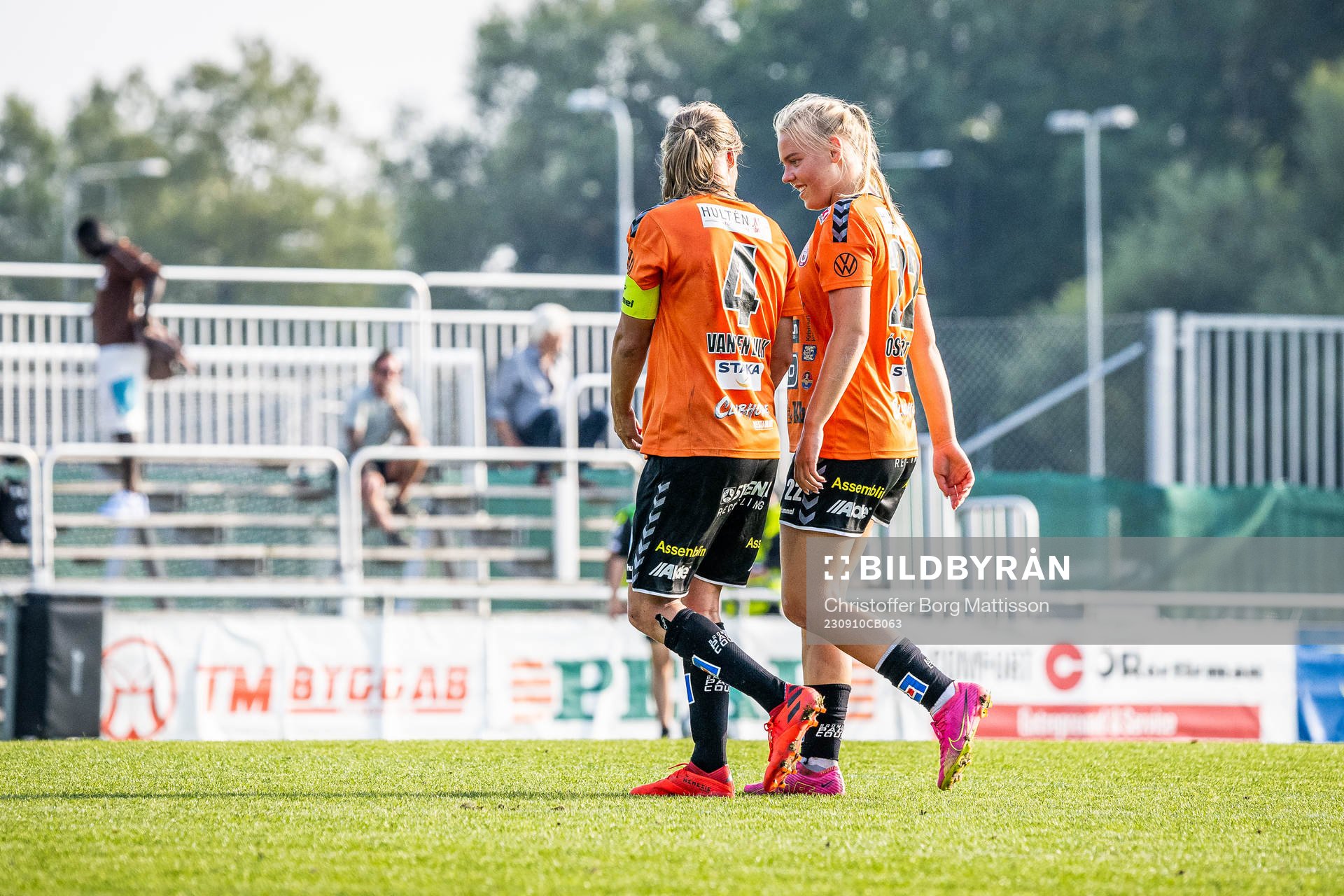 Kristianstads Michaela Wilhelmina Alida van den Bulk och Emelia Oskarsdottir under fotbollsmatchen i Damallsvenskan mellan Kristianstad och Piteå den 10 september 2023 i Kristianstad.