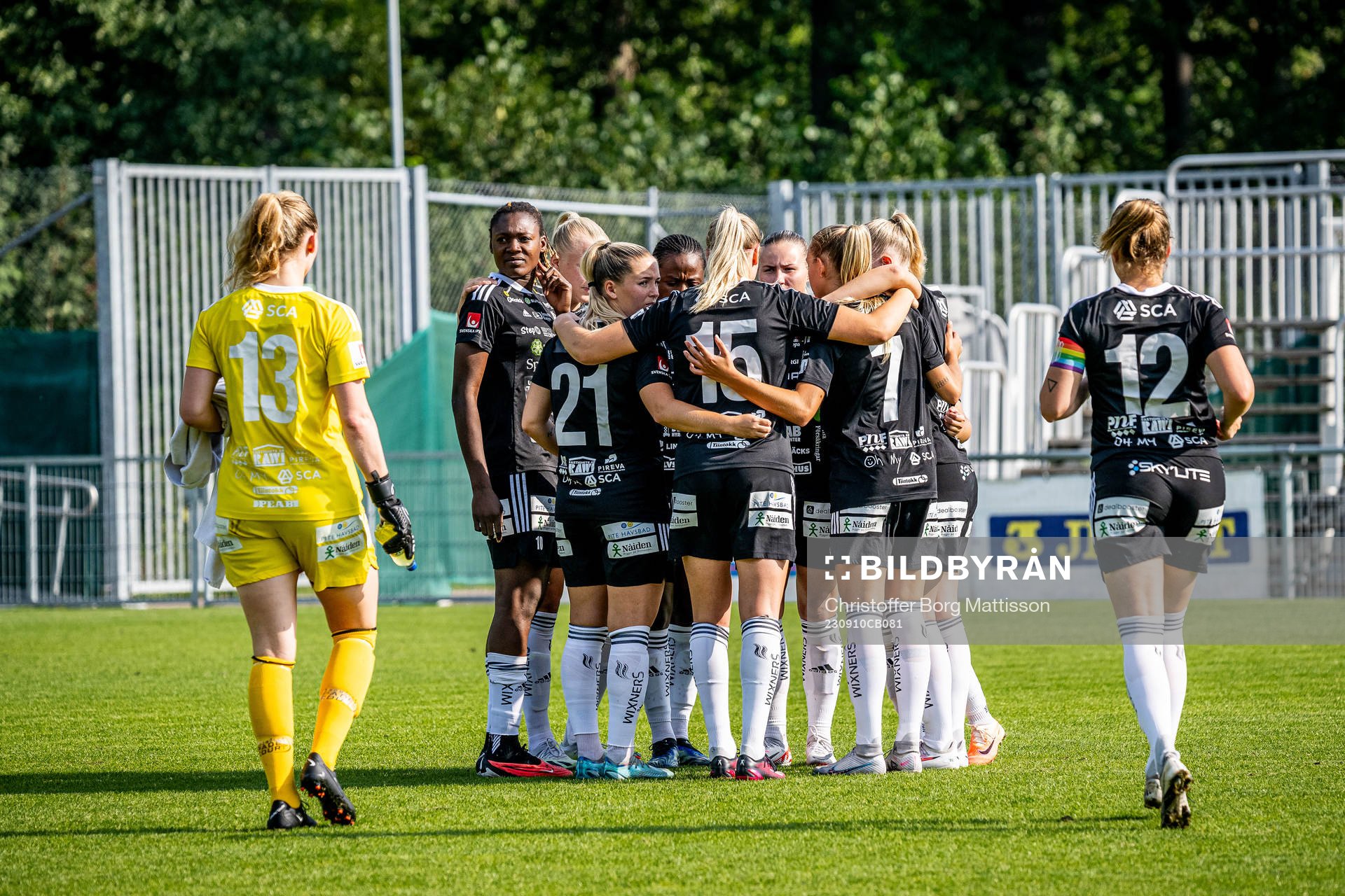 Piteås spelare samlas under fotbollsmatchen i Damallsvenskan mellan Kristianstad och Piteå den 10 september 2023 i Kristianstad.