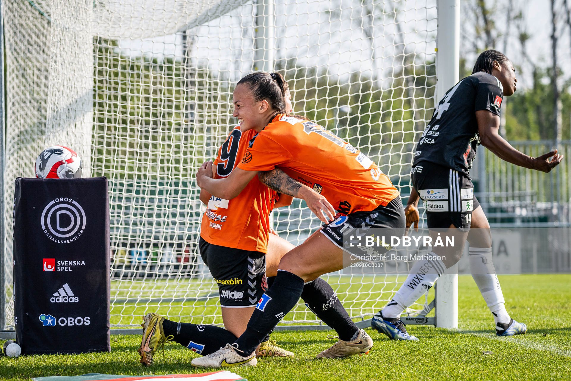 Kristianstads Tabitha Michelle Tindell och Amy Sayer jublar