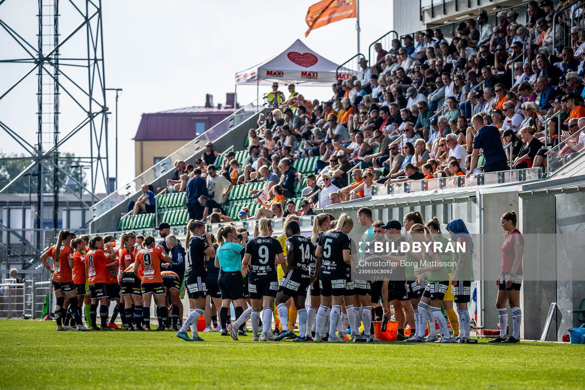 Kristianstads och Piteås spelare samlas vid en vätskepaus
