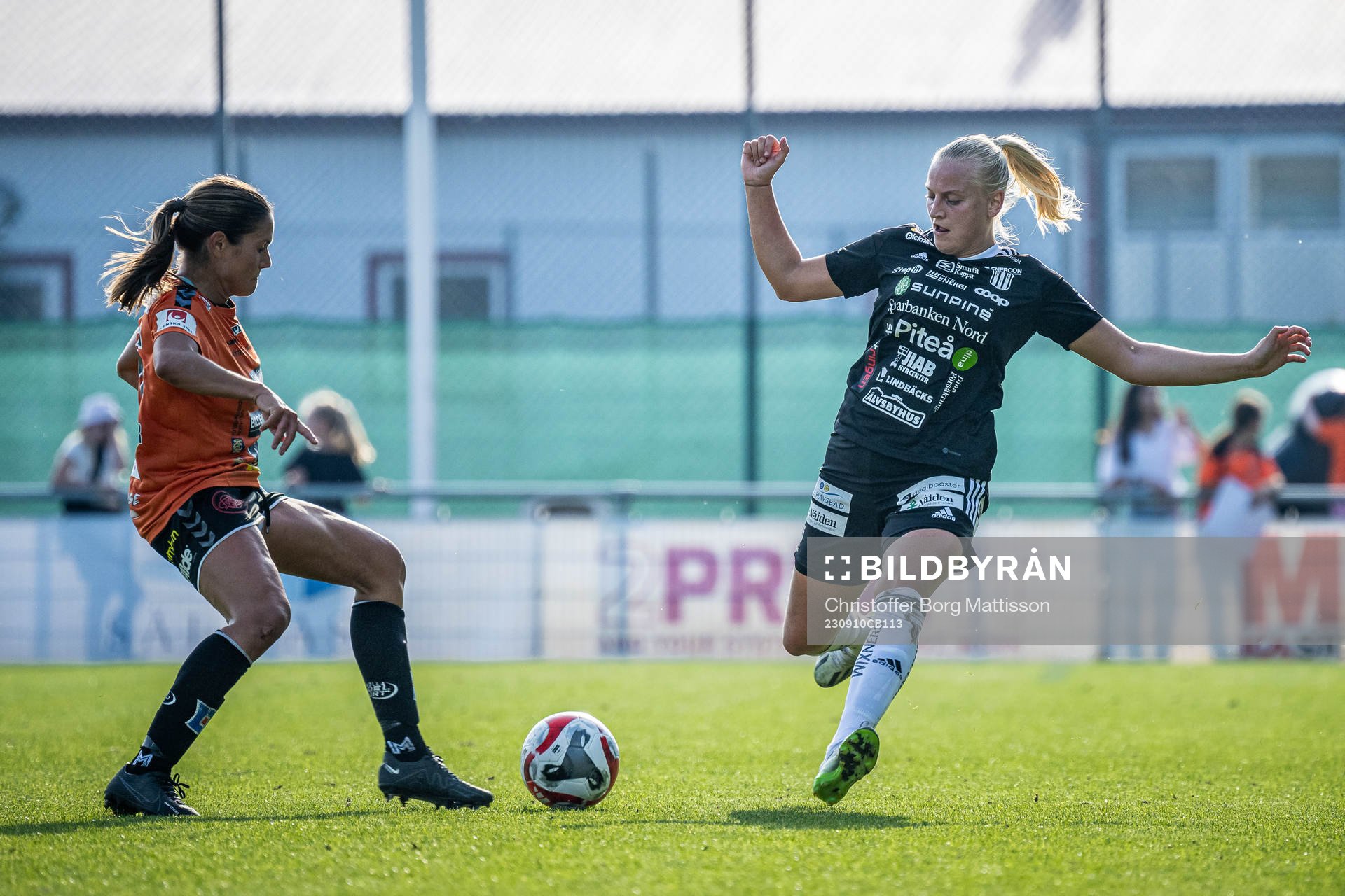 Kristianstads Carly Wickenheiser och Piteås Wilma Carlsson