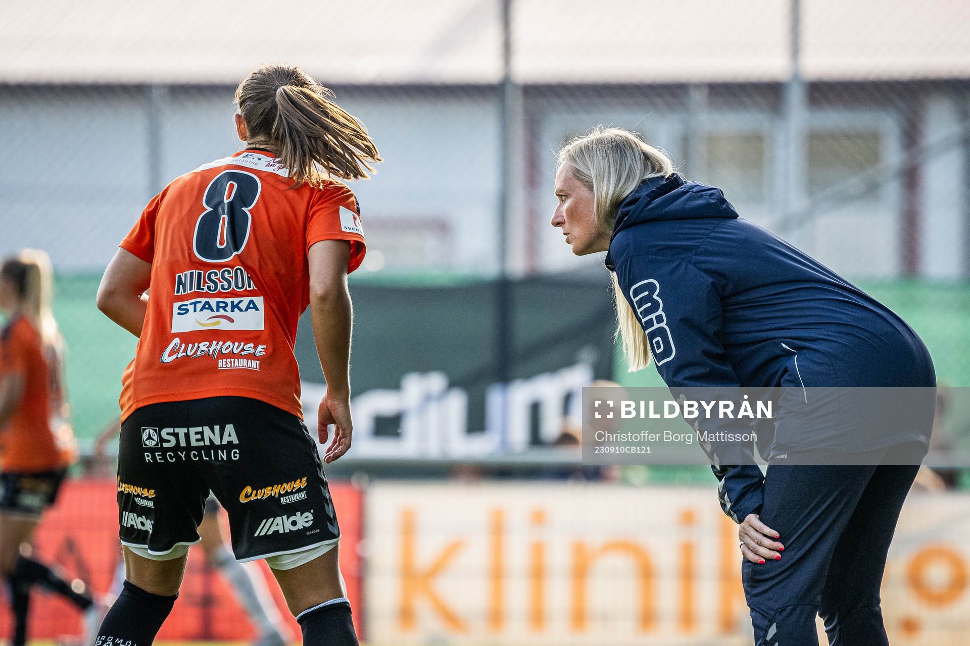 Kristianstads Alice Nilsson i samtal med tränare Elisabet