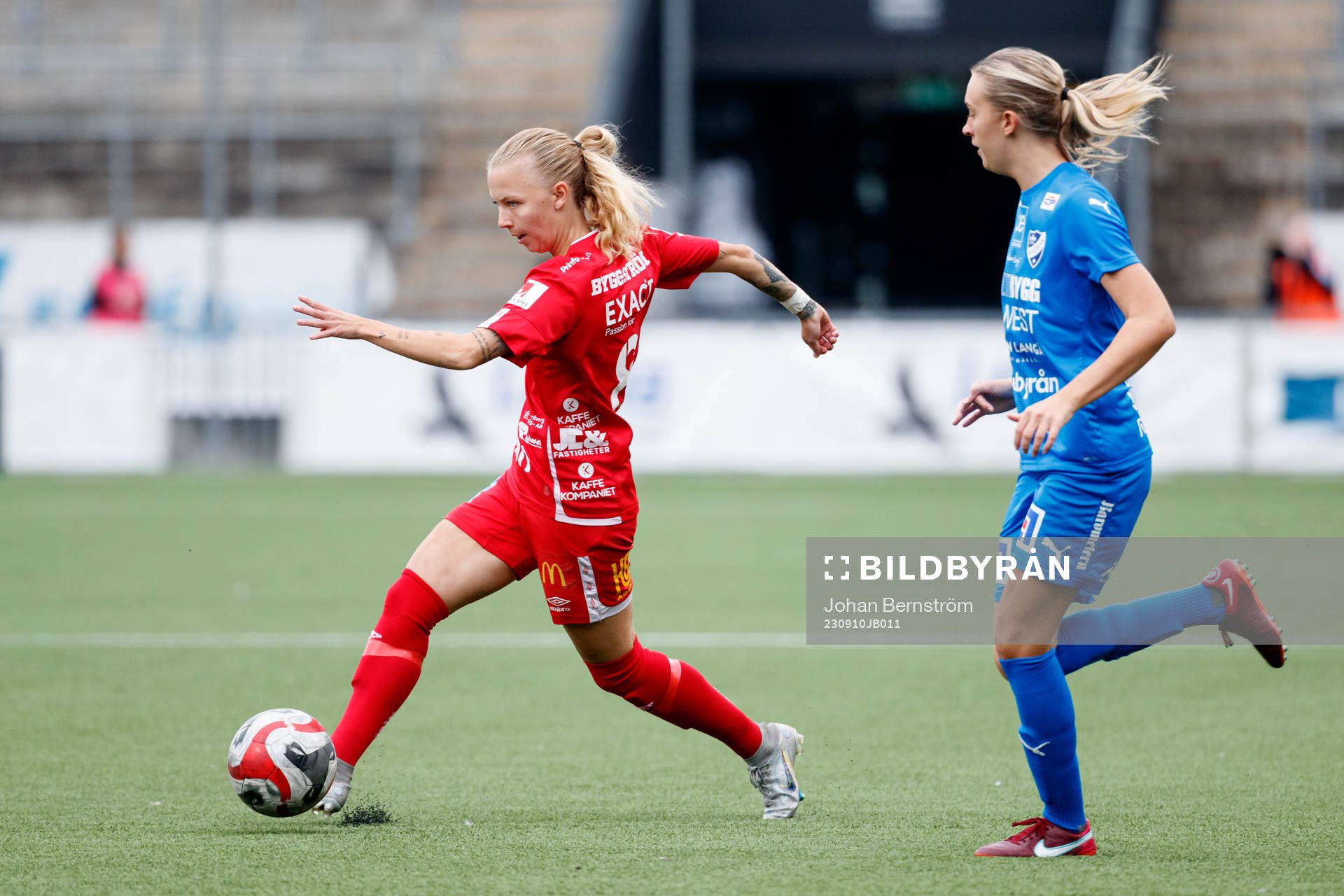 Örebros Nathalie Hoff Persson och Kalmars Maja Landin under fotbollsmatchen i Damallsvenskan mellan KIF Örebro och Kalmar den 10 september 2023 i Örebro.