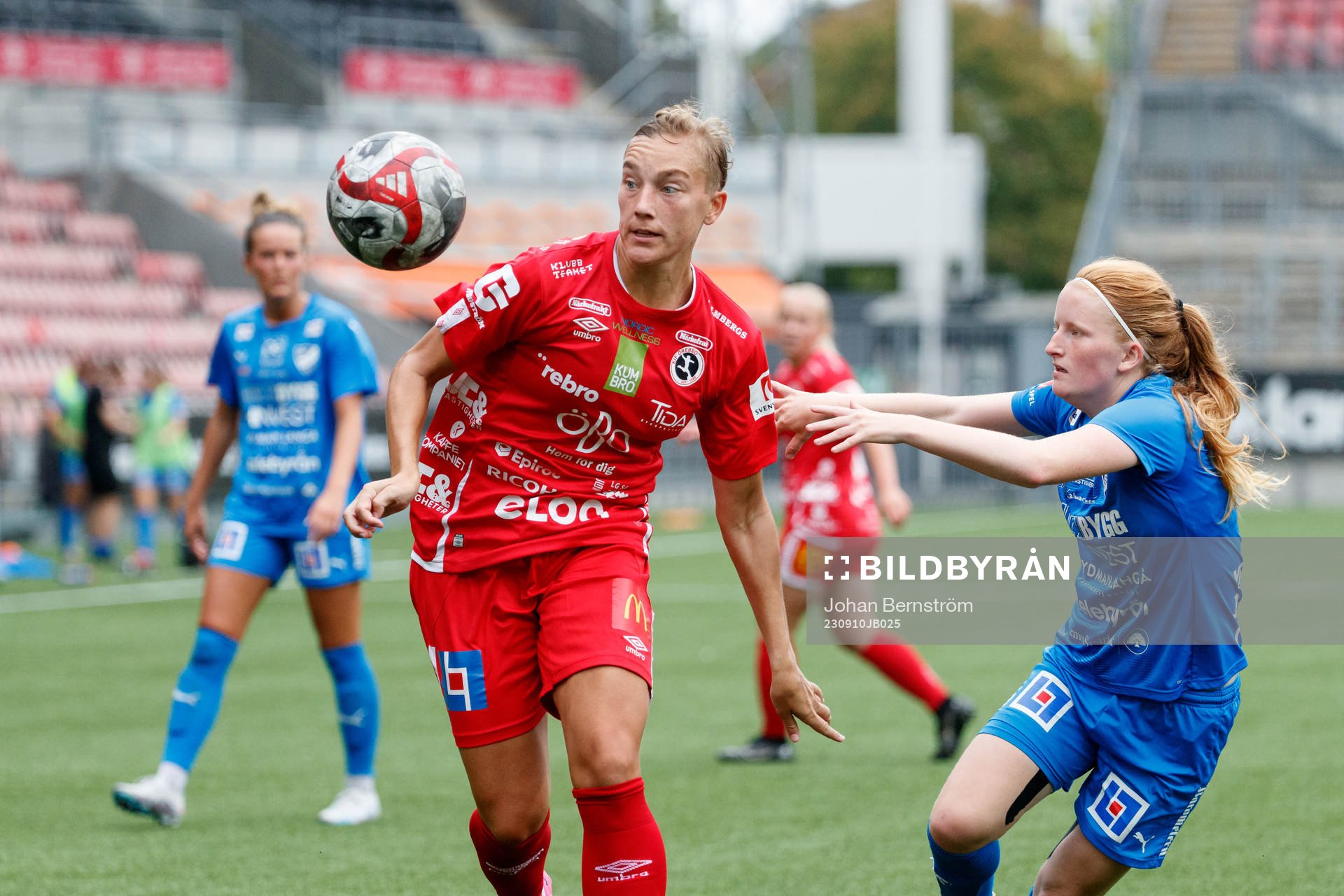 Örebros Jenny-Julia Danielsson och Kalmars Vera Andersson under fotbollsmatchen i Damallsvenskan mellan KIF Örebro och Kalmar den 10 september 2023 i Örebro.