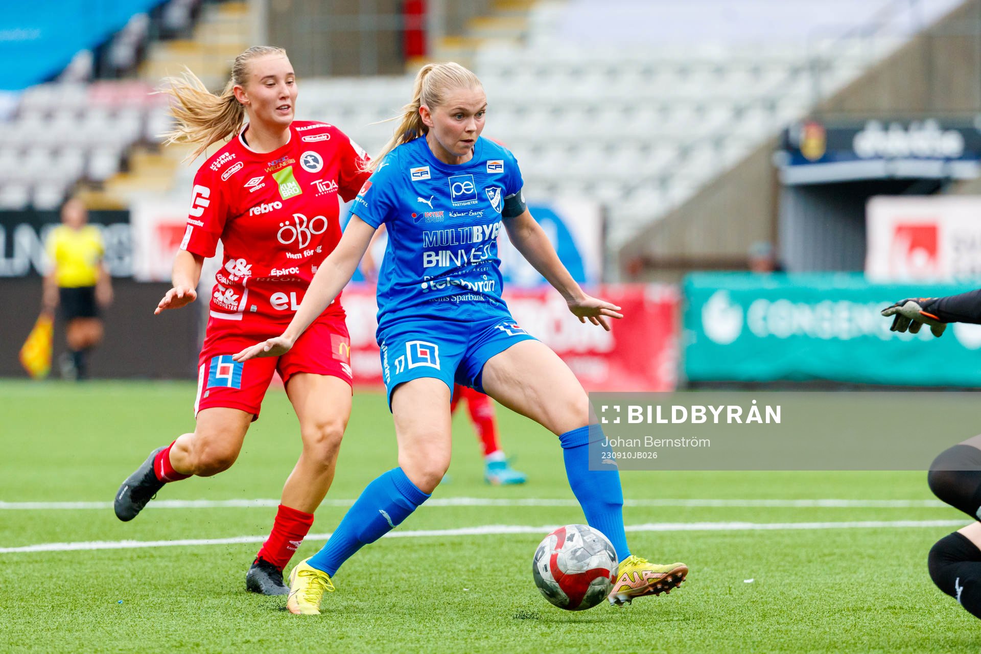 Örebros Ronja Karlsson Törnborg och Kalmars Amanda Persson under fotbollsmatchen i Damallsvenskan mellan KIF Örebro och Kalmar den 10 september 2023 i Örebro.
