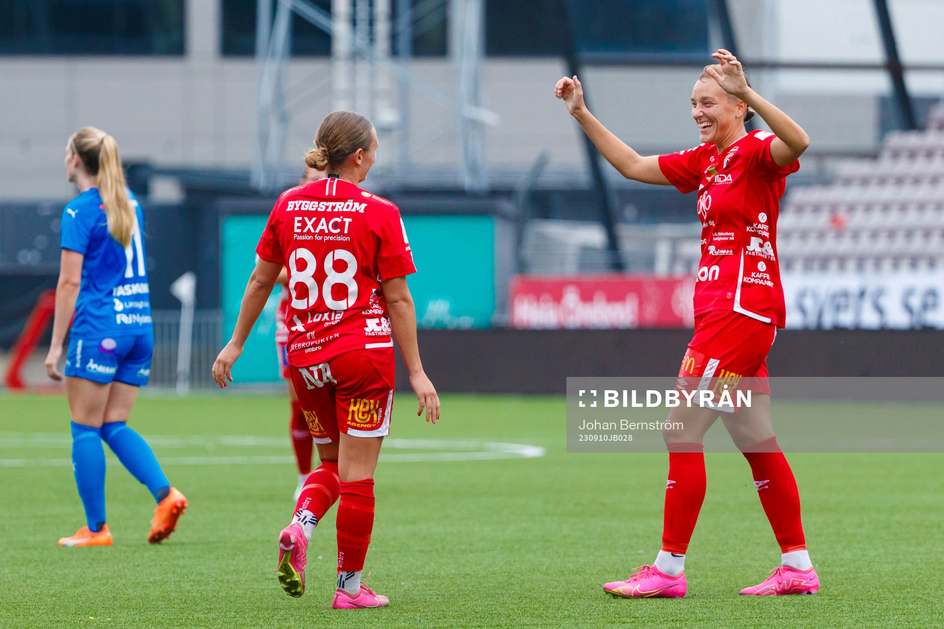 Örebros Maja Bodin och Jenny-Julia Danielsson jublar