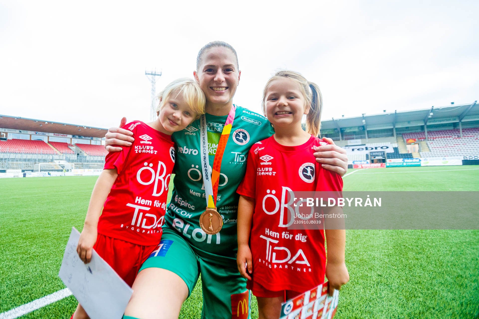Örebros Tove Enblom med bronsmedaljen från VM runt halsen