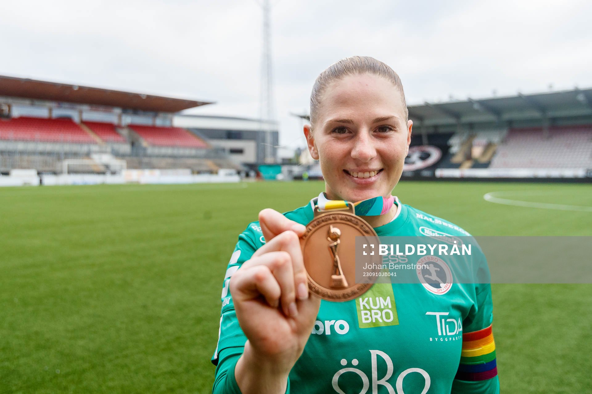 Örebros Tove Enblom med sin bronsmedalj från VM