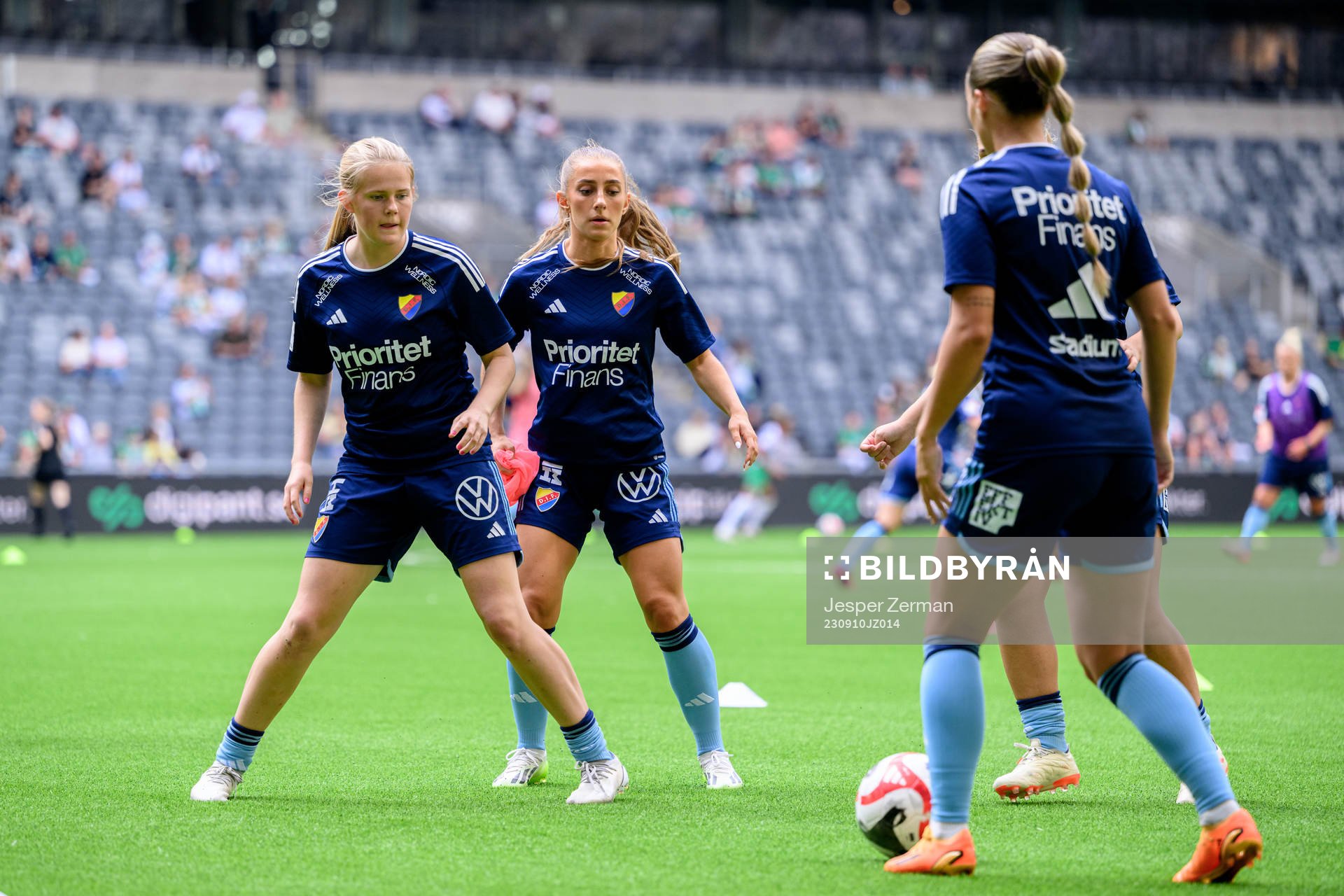Djurgårdens spelare värmer upp