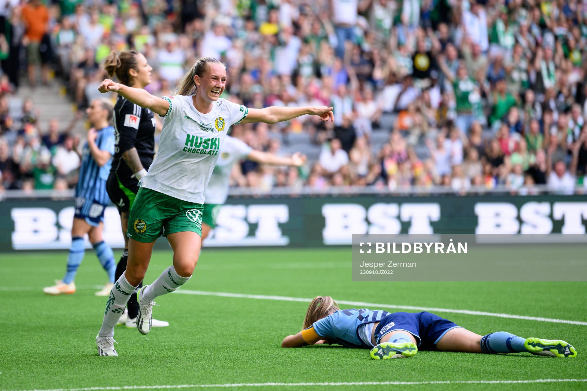 Hammarbys Ellen Wangerheim jublar och Djurgårdens Matilda