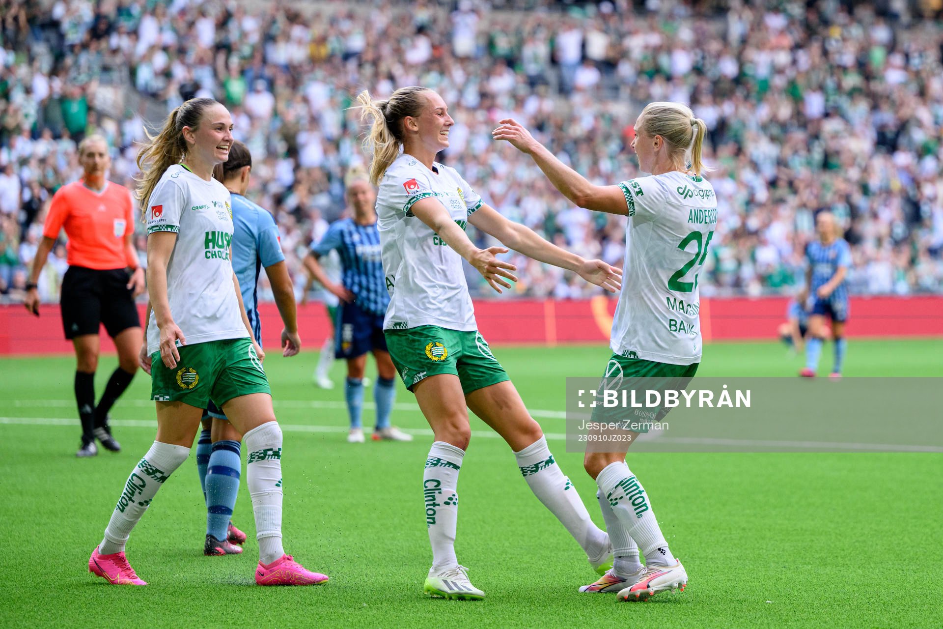 Hammarbys Ellen Wangerheim och Jonna Andersson jublar efter 1-0 under fotbollsmatchen i Damallsvenskan mellan Hammarby och Djurgården den 10 september 2023 i Stockholm.