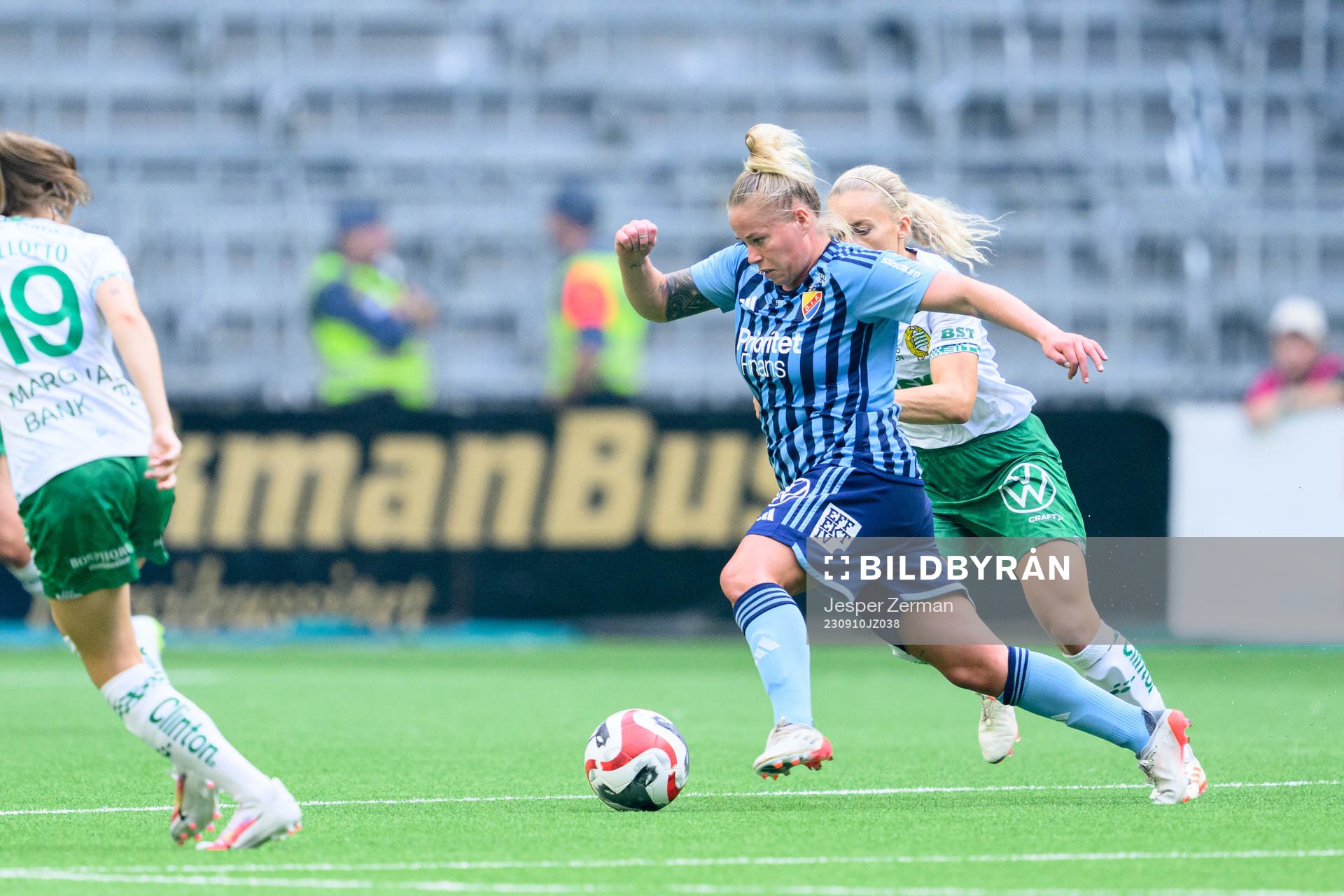 Djurgårdens Therese Åsland och Hammarbys Ellen Gibson