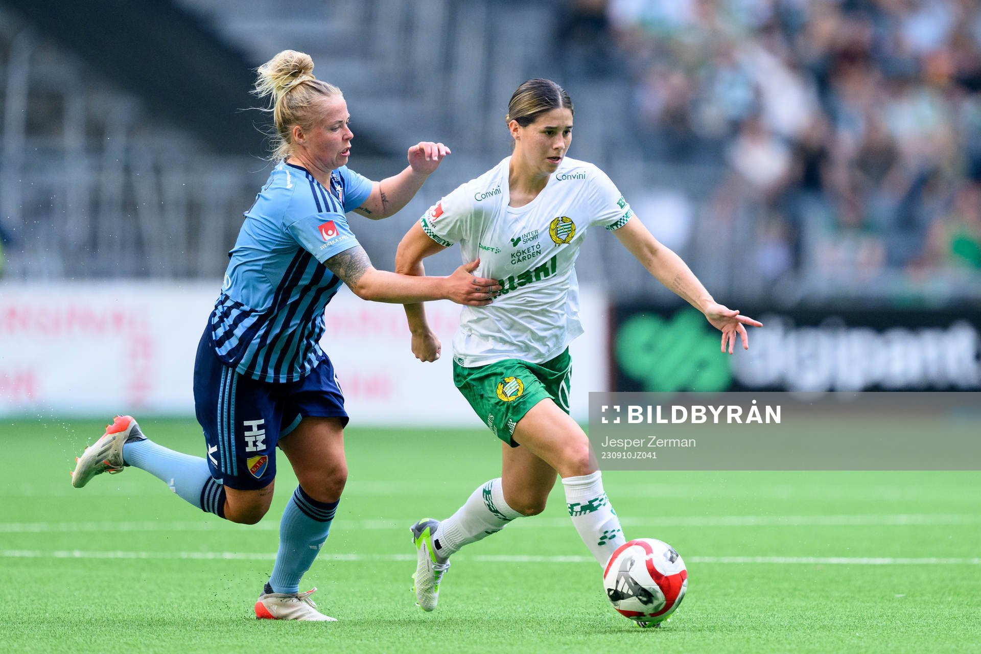 Djurgårdens Therese Åsland och Hammarbys Kyra Cooney-Cross