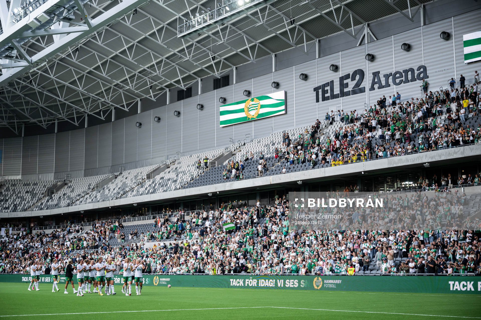 Hammarbys spelare jublar framför supportrarna