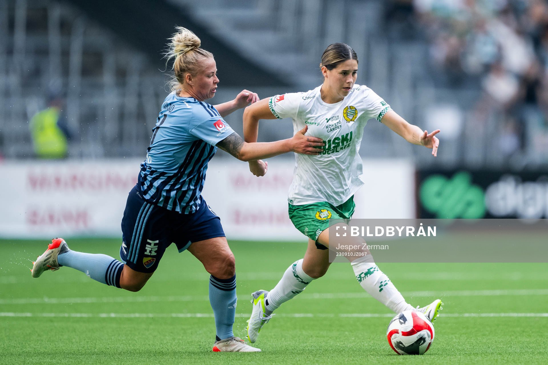 Djurgårdens Therese Åsland och Hammarbys Kyra Cooney-Cross