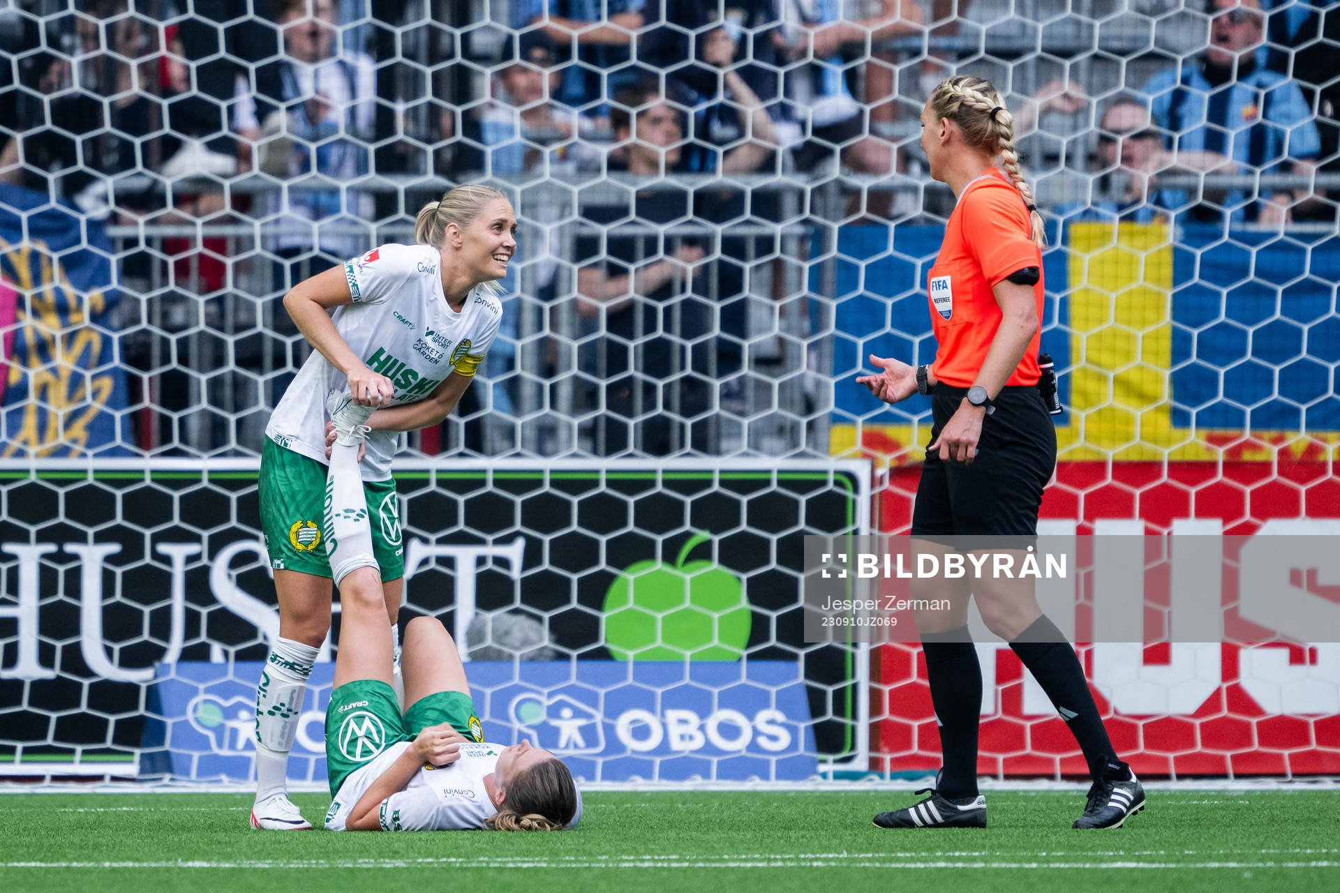 Hammarbys Alice Carlsson och Domare Tess Olofsson