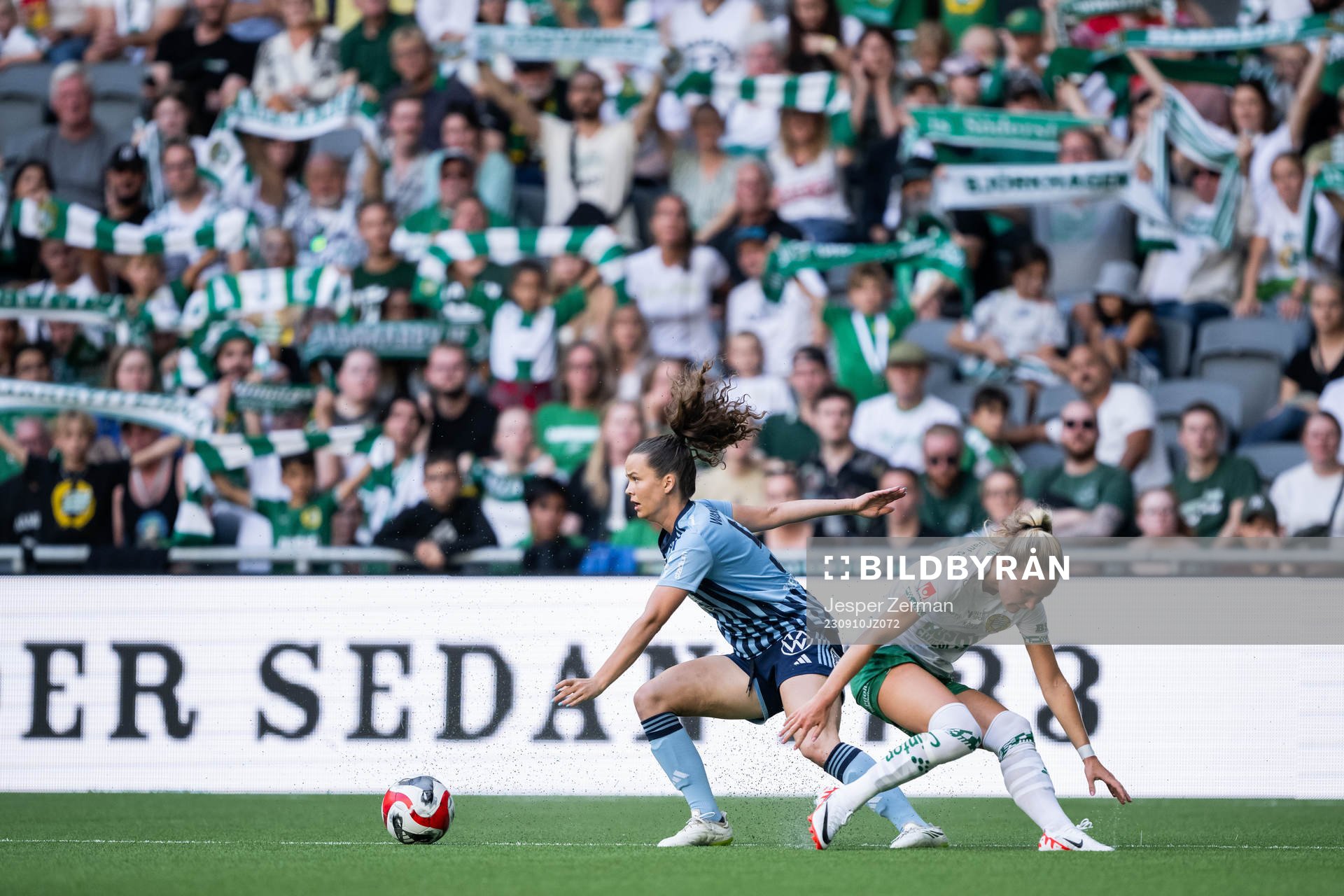 Djurgårdens Julia Walentowicz och Hammarbys Matilda Vinberg