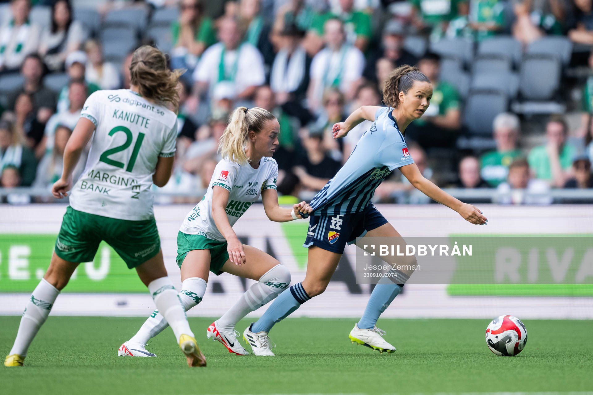 Hammarbys Matilda Vinberg och Djurgårdens Julia Walentowicz